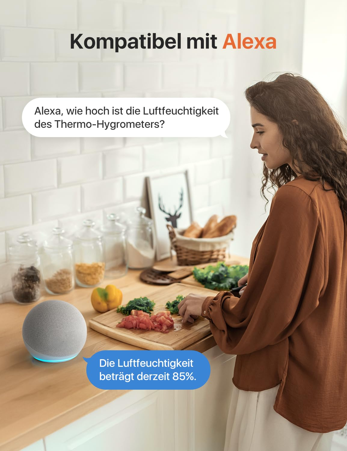 Une femme cuisine à côté d'une enceinte connectée ronde qui brille en bleu.