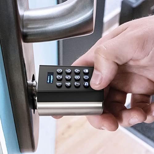 Hand drückt Tasten auf einem elektronischen Zahlenschloss an einer Tür.