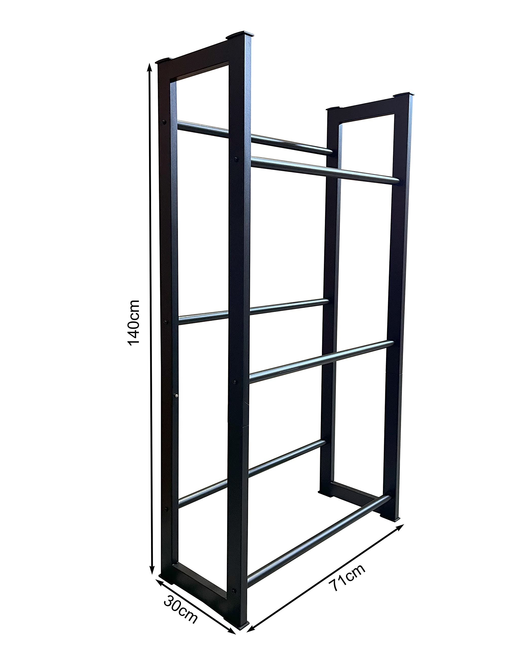 Ein schwarzes Metallkaminholzregal mit Maßen von 140cm Höhe, 71cm Breite und 30cm Tiefe.