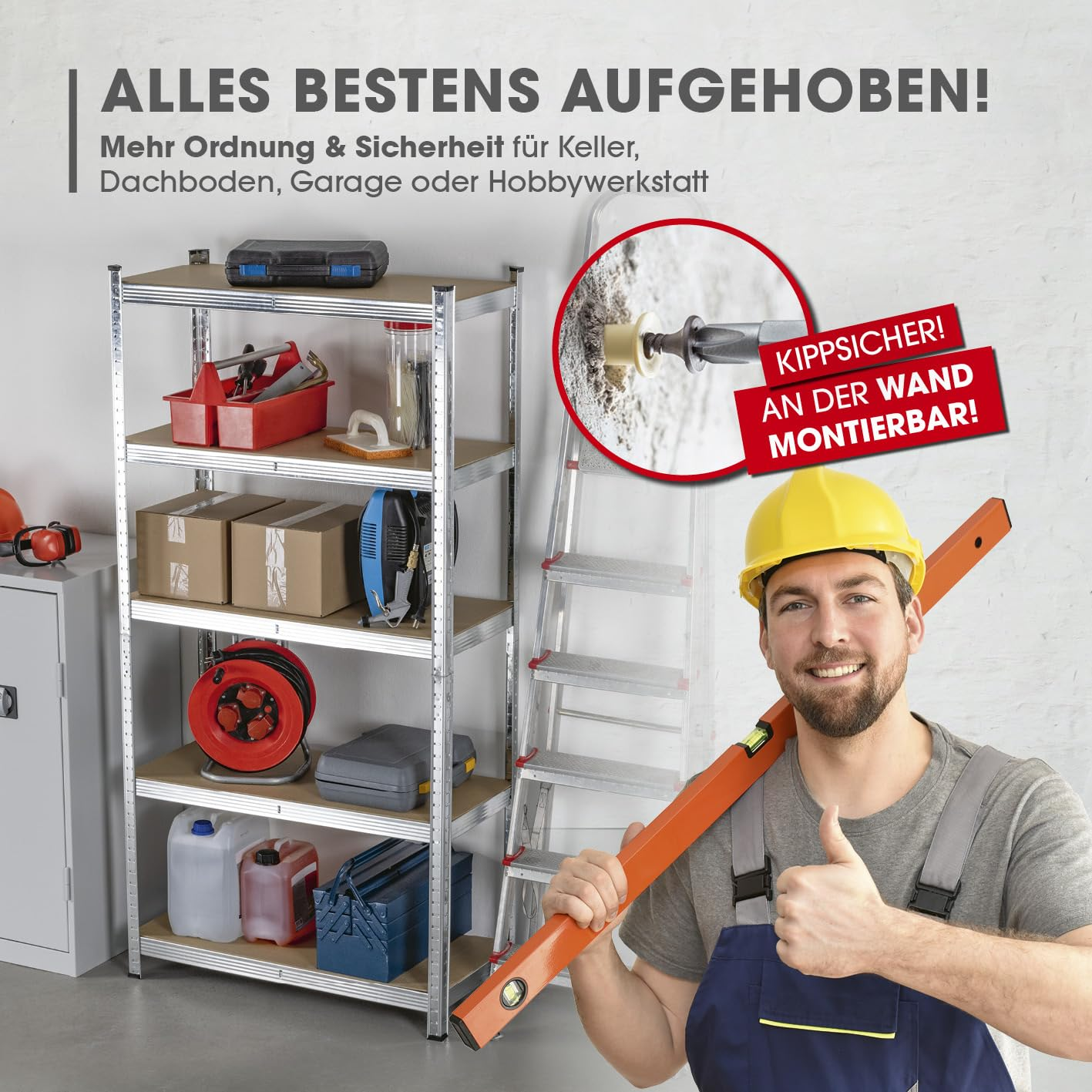 Ein Arbeiter mit Helm hält eine Wasserwaage neben einem Metallregal voller Werkzeuge.