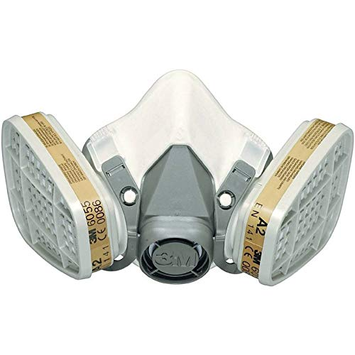 Un demi-masque respiratoire 3M gris et blanc avec deux filtres sur fond blanc.