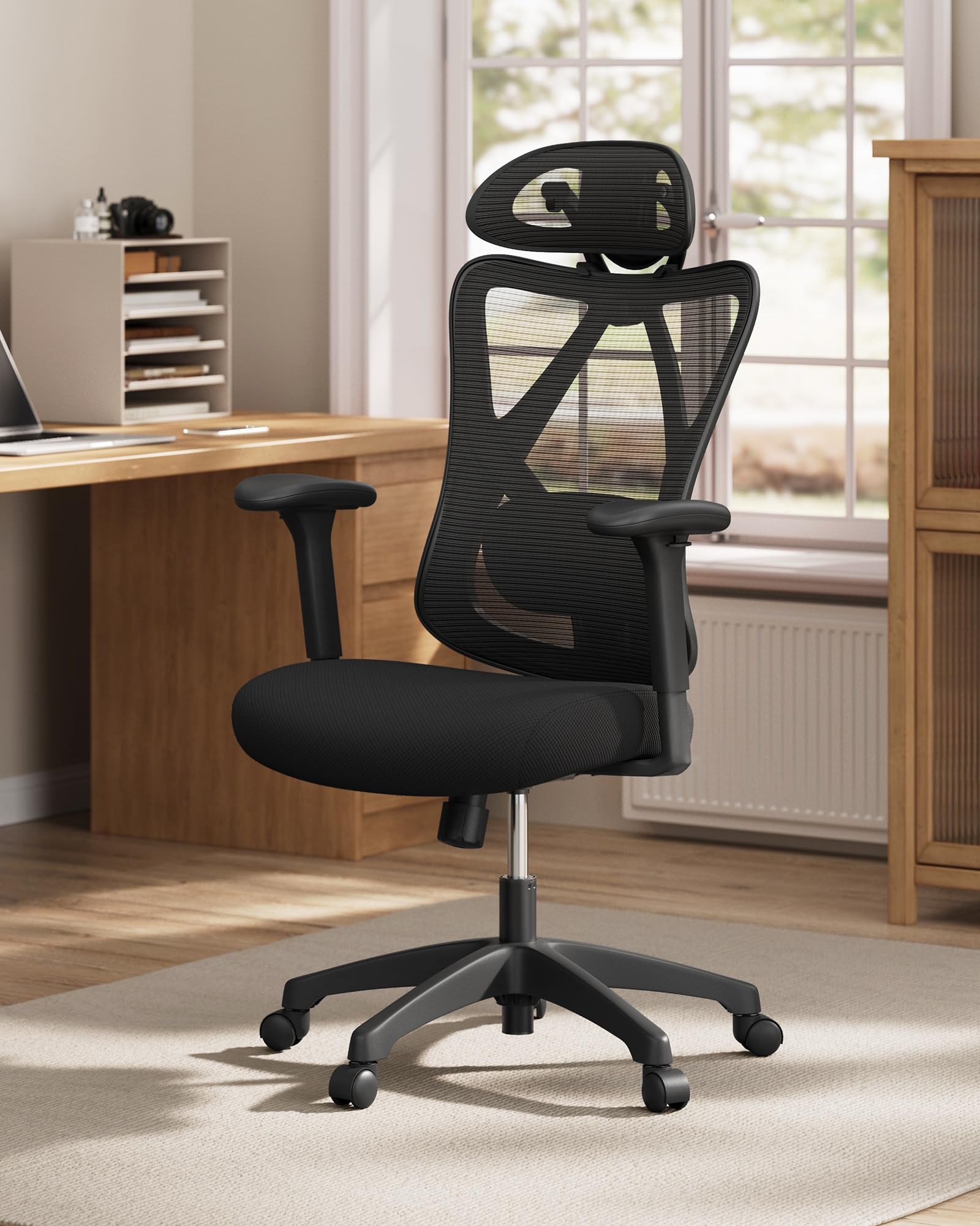 Une chaise de bureau ergonomique en résille noire avec appui-tête et roulettes dans une pièce lumineuse.