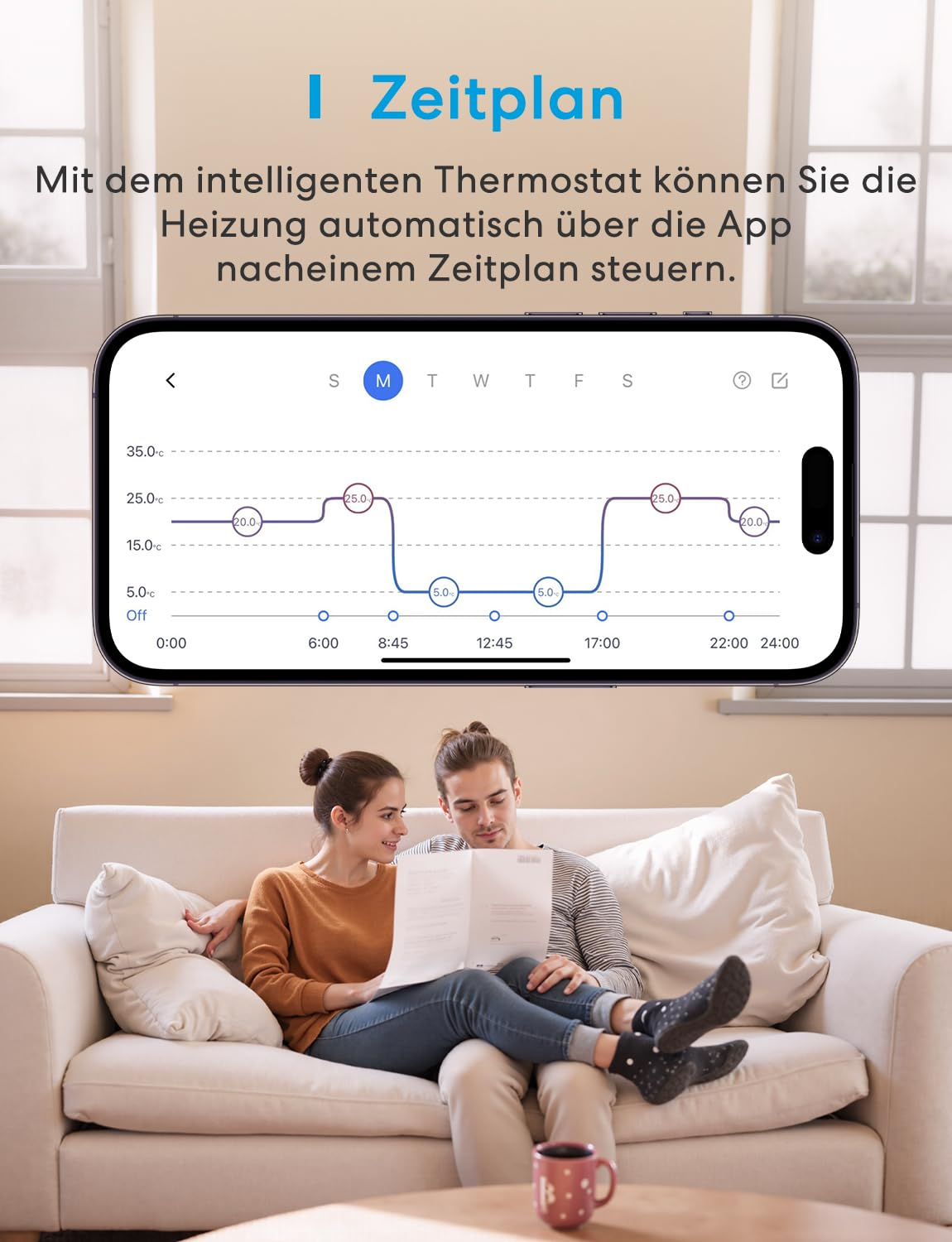Ein Paar sitzt auf einem Sofa und liest, während darüber eine Smartphone-App mit einem Heizungs-Zeitplan angezeigt wird.