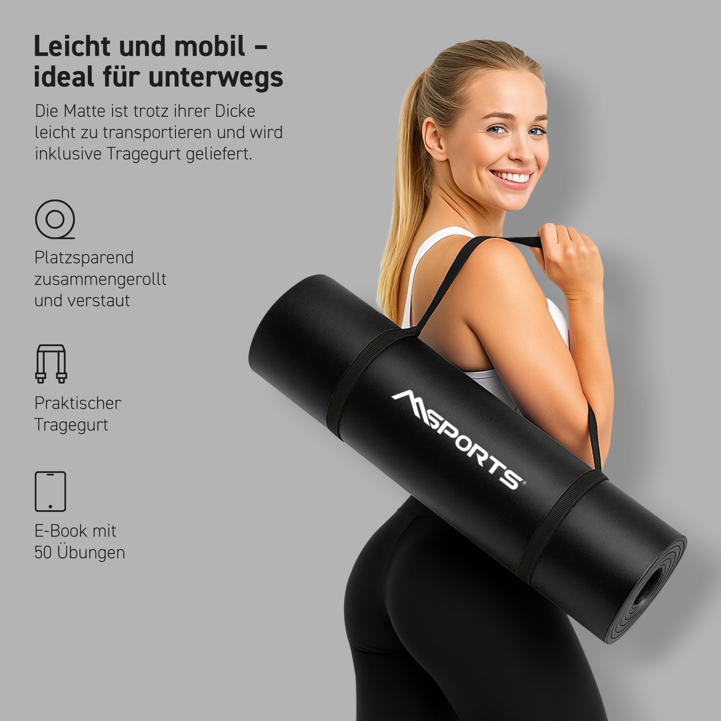 Eine blonde Frau in Sportkleidung lächelt und trägt eine schwarze Fitnessmatte mit Tragegurt über der Schulter.