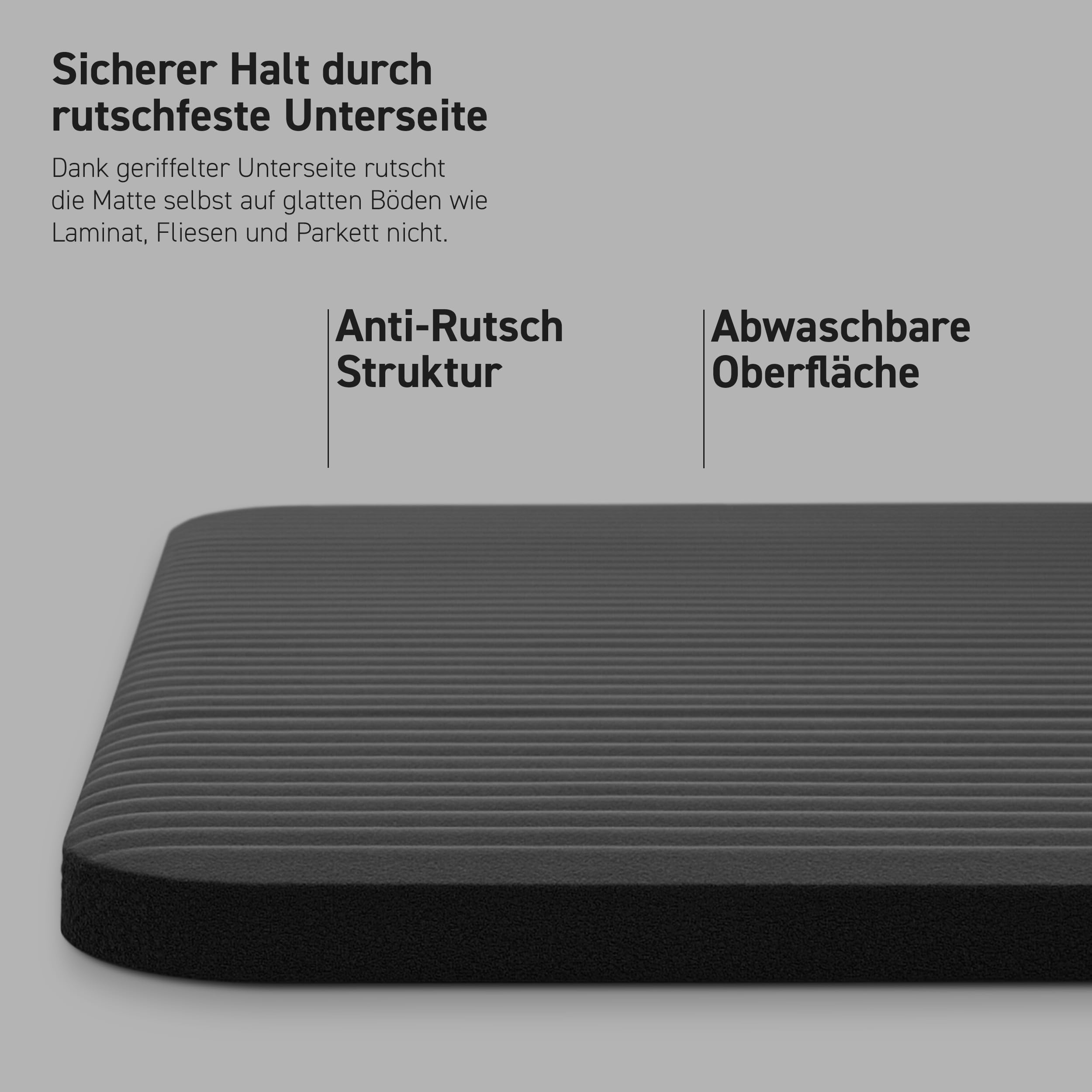 Eine schwarze Matte mit Anti-Rutsch-Struktur und abwaschbarer Oberfläche auf grauem Hintergrund.