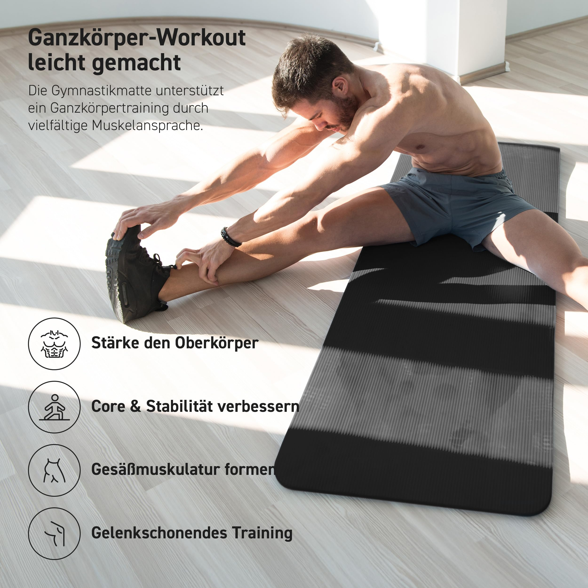 Ein Mann dehnt sich auf einer Gymnastikmatte im Fitnessraum.