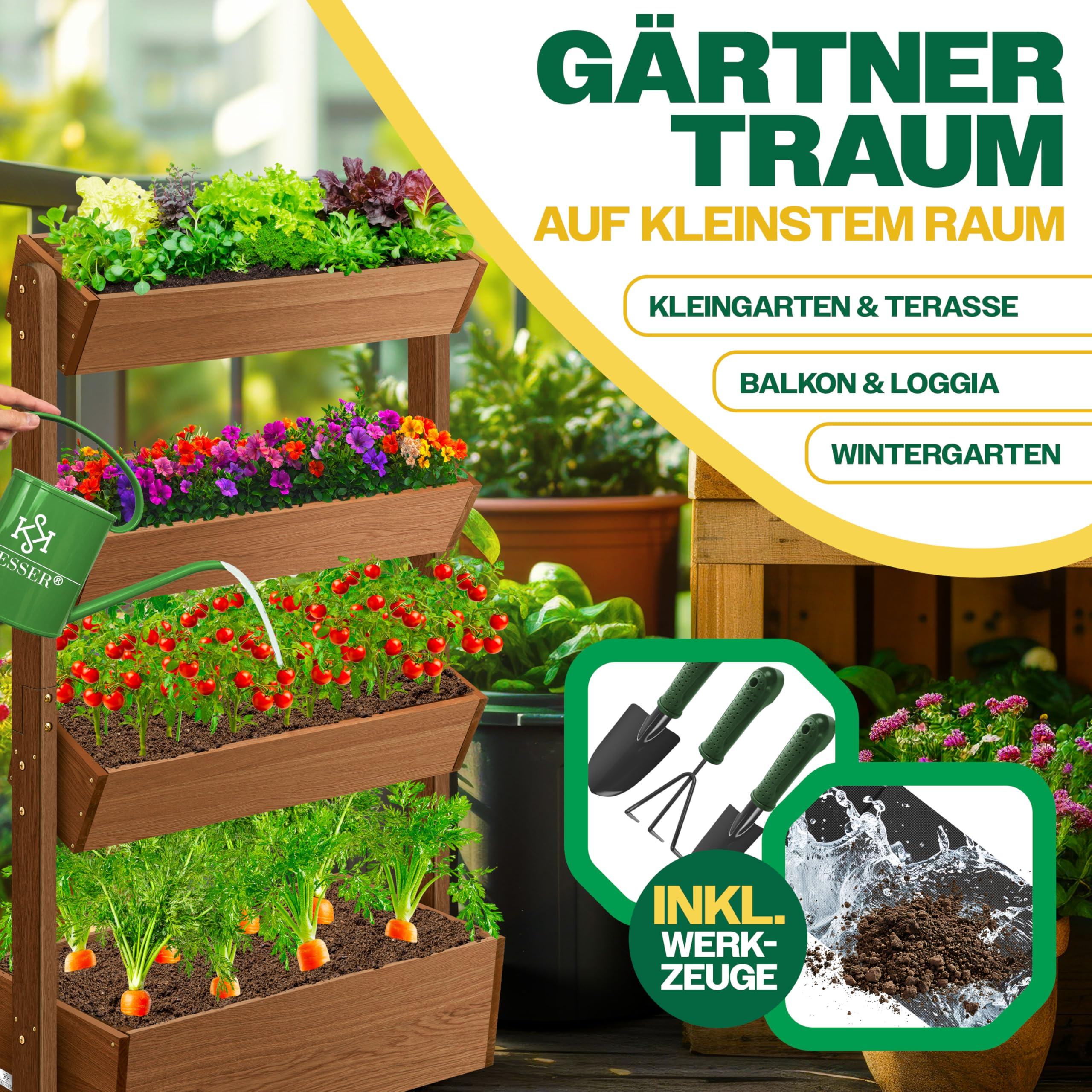 Jardinière verticale en bois à quatre niveaux avec légumes, herbes et fleurs, arrosée avec un arrosoir vert.