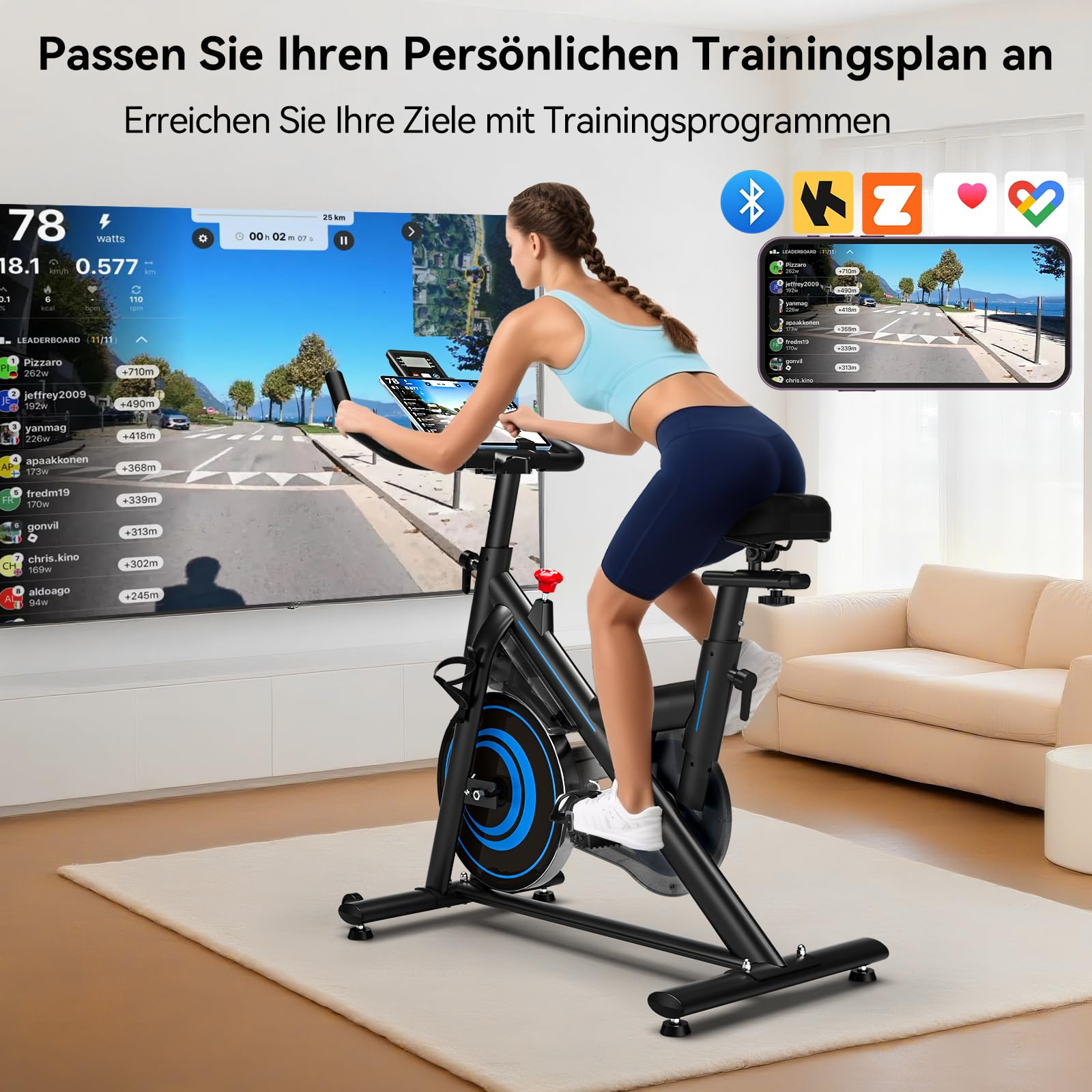 Eine Frau trainiert zu Hause auf einem schwarzen Heimtrainer vor einem Bildschirm mit virtueller Strecke.
