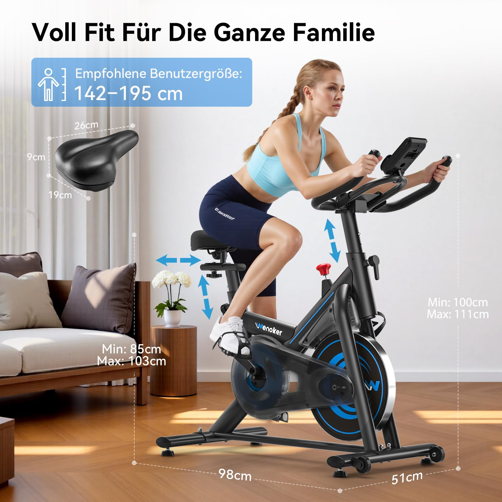 Eine Frau trainiert auf einem Heimtrainer im Wohnzimmer mit Grössenangaben.