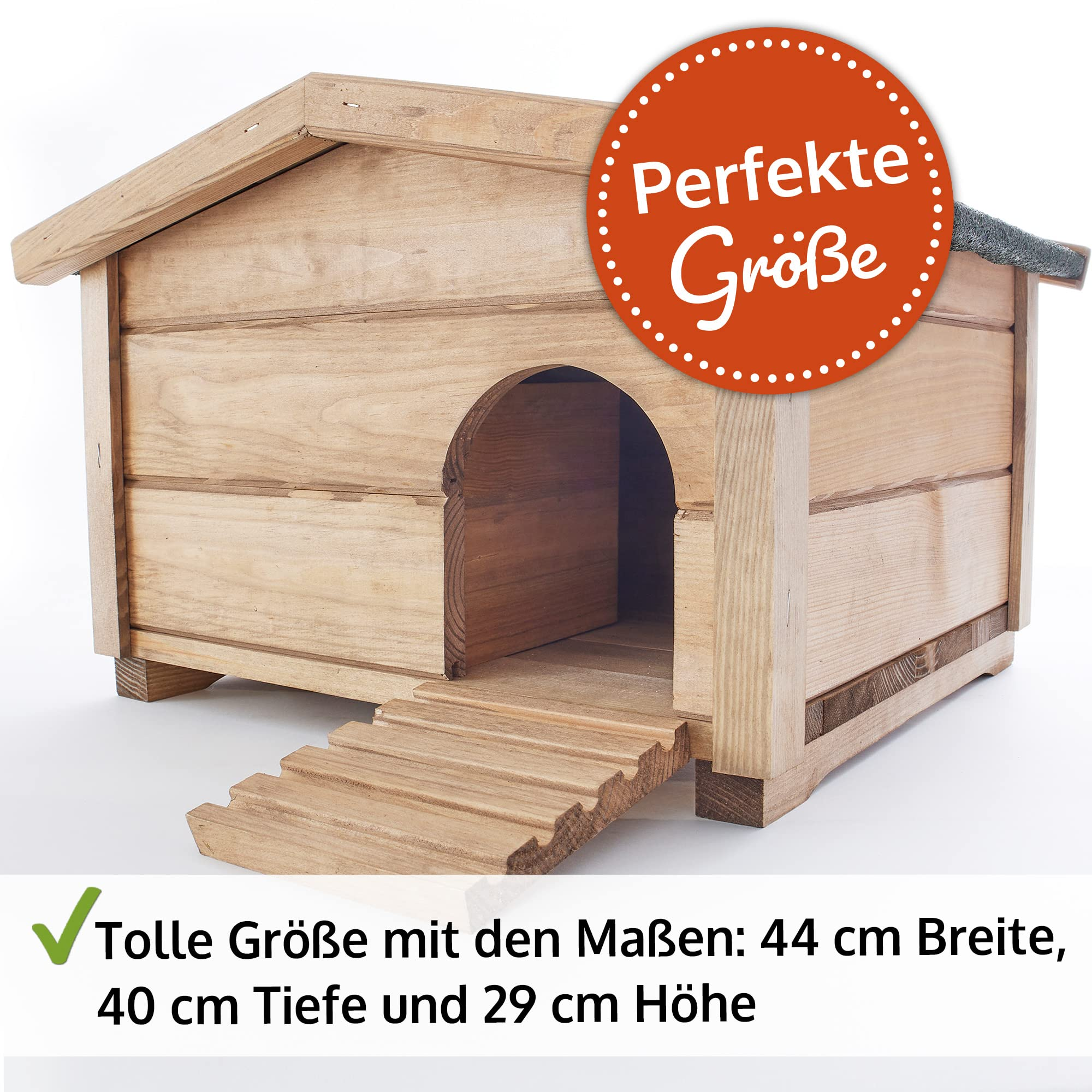 Petite maison en bois pour animaux avec entrée et rampe sur fond blanc.