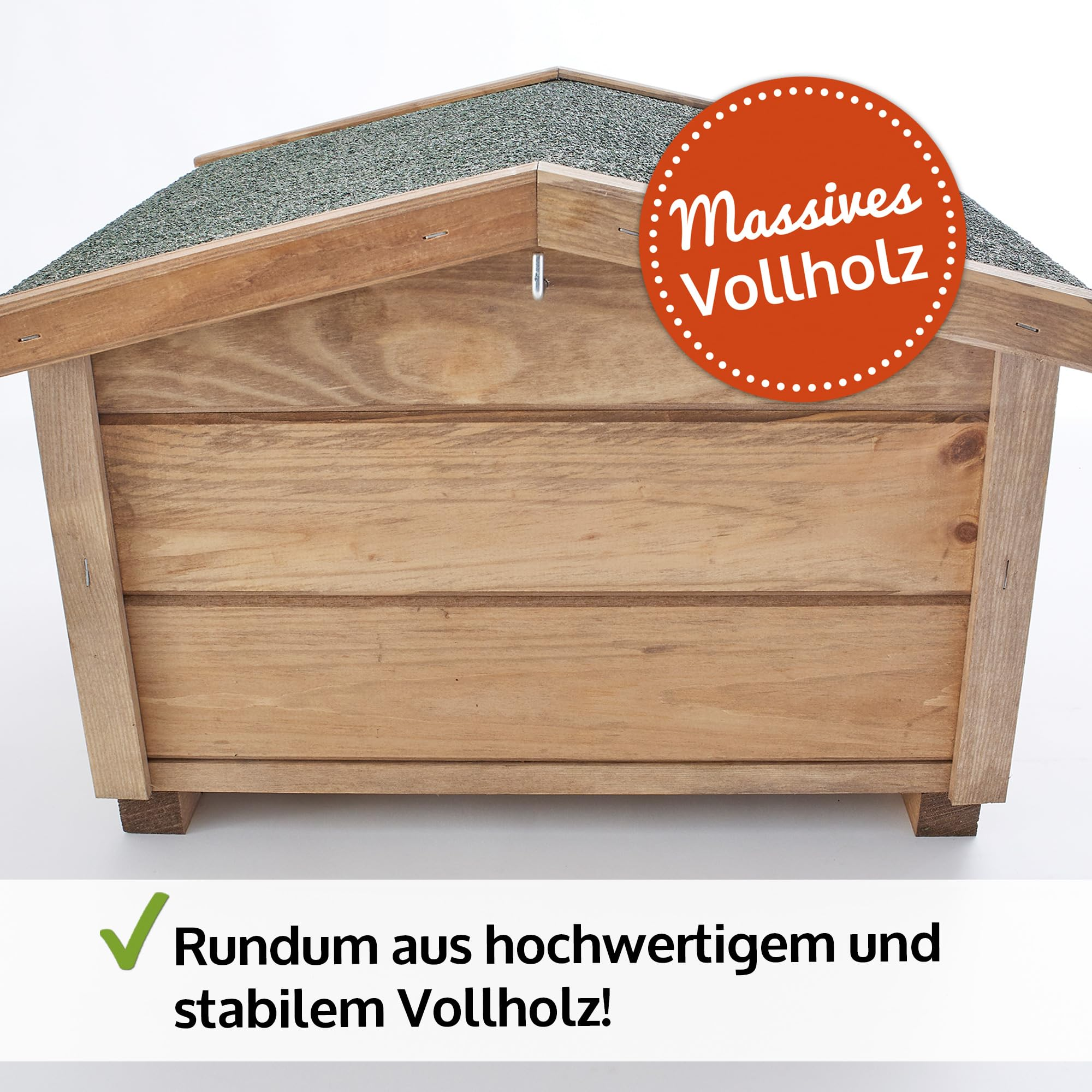 Une maison en bois pour animaux avec un toit en bardeaux verts et un autocollant rouge.