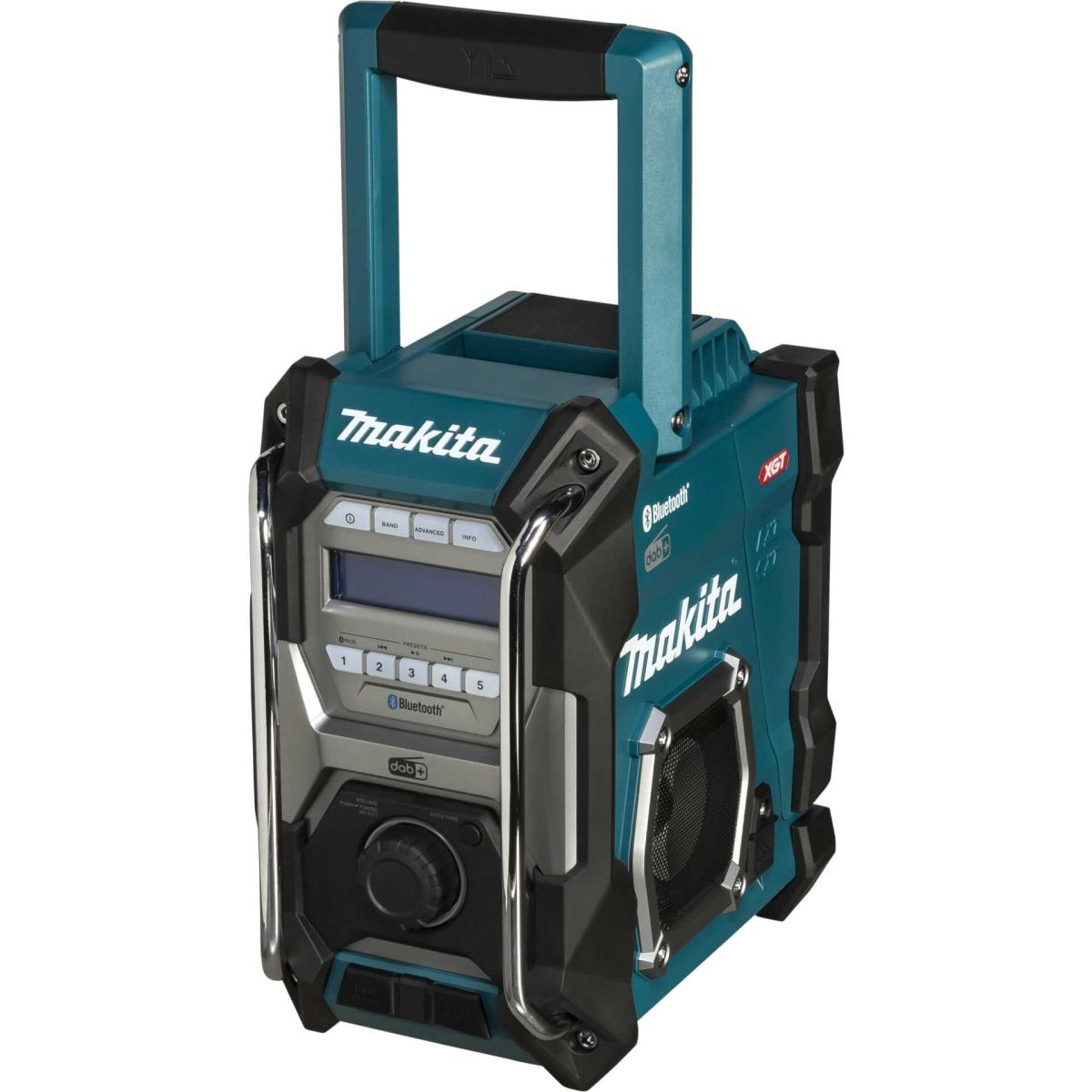 Una radio da cantiere blu Makita con Bluetooth, display digitale e maniglia di trasporto su sfondo bianco.