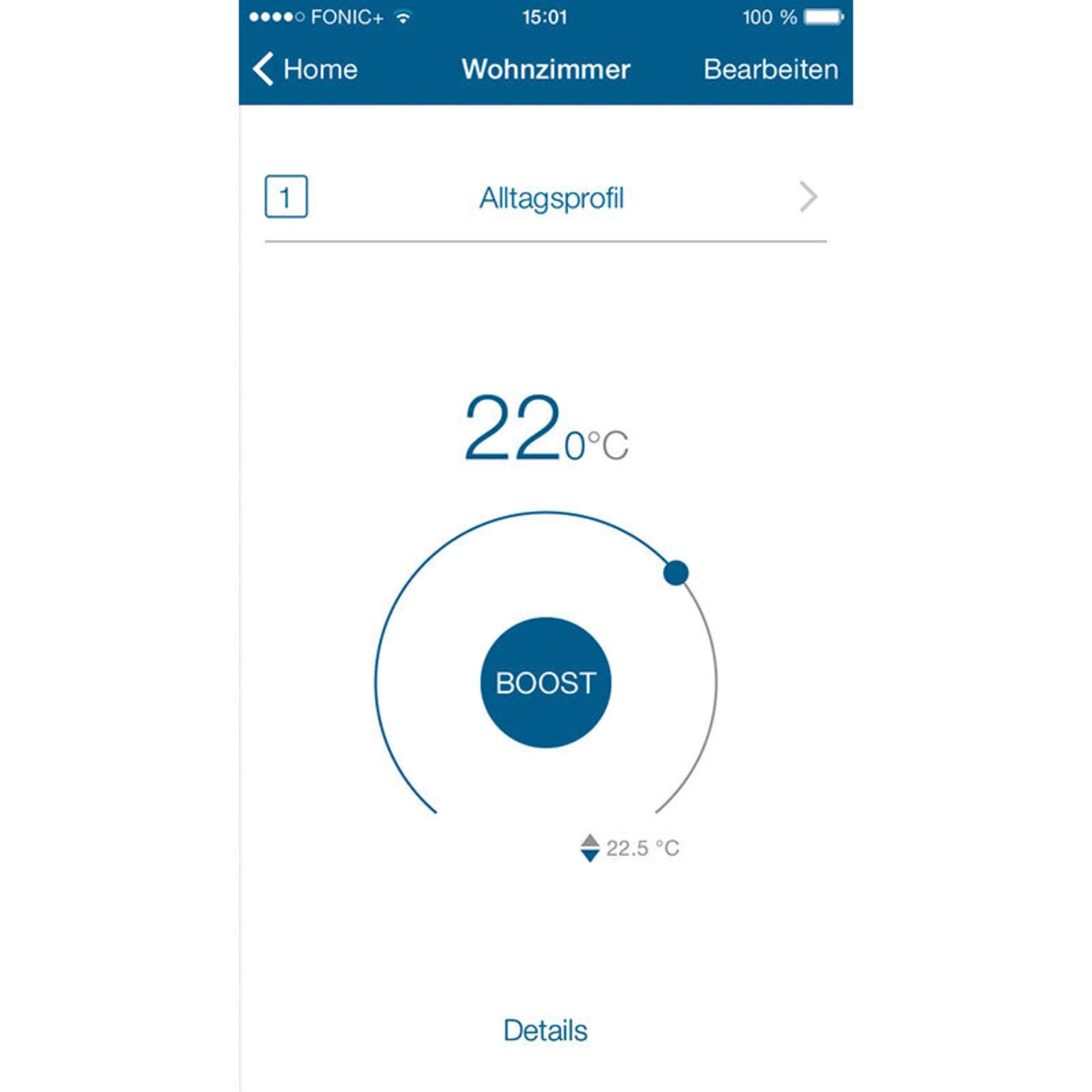 Smartphone-Bildschirm zeigt eine Smart-Home-Heizungs-App mit 22 Grad Celsius und Boost-Taste.