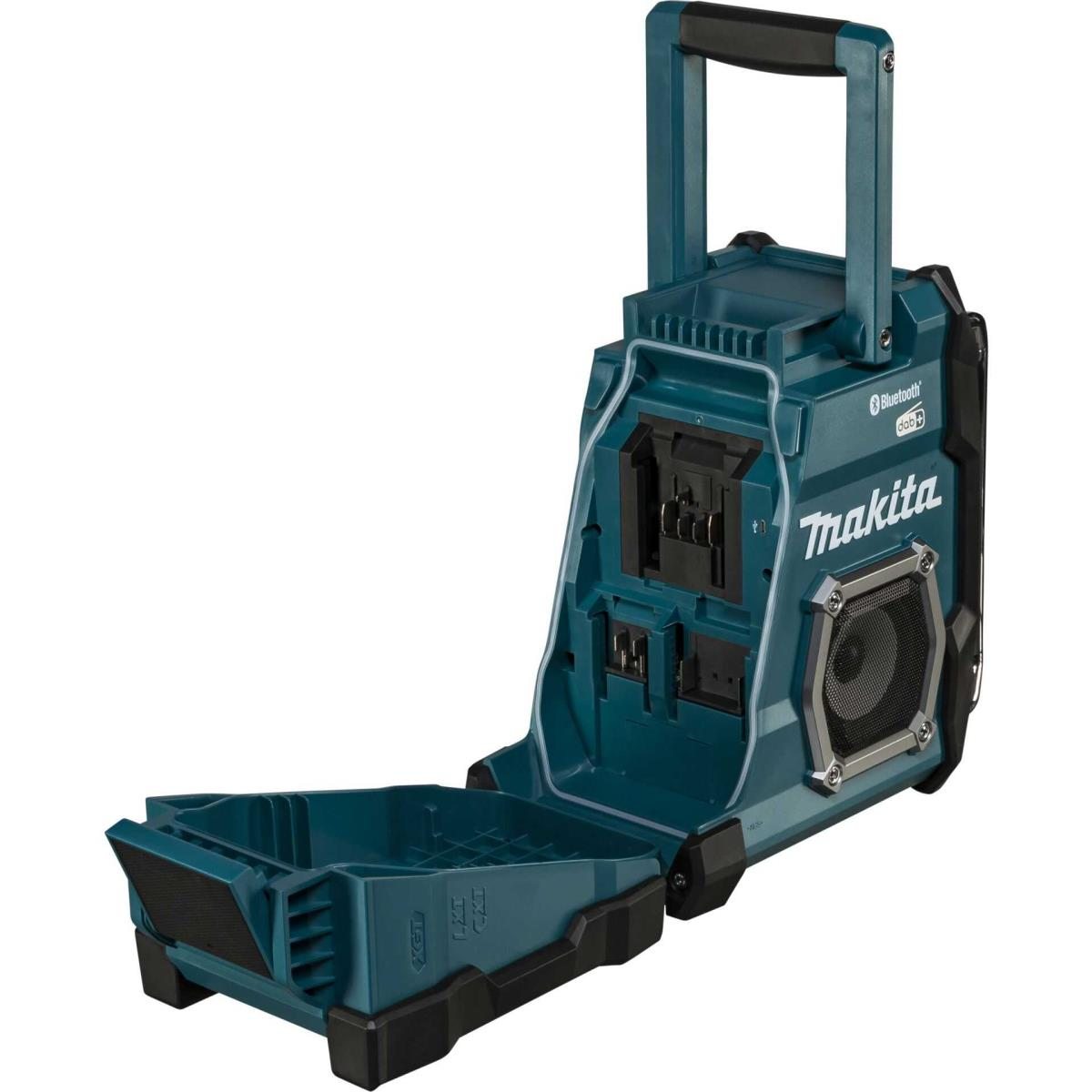 Radio da cantiere Makita turchese con vano batteria aperto e maniglia di trasporto su sfondo bianco.