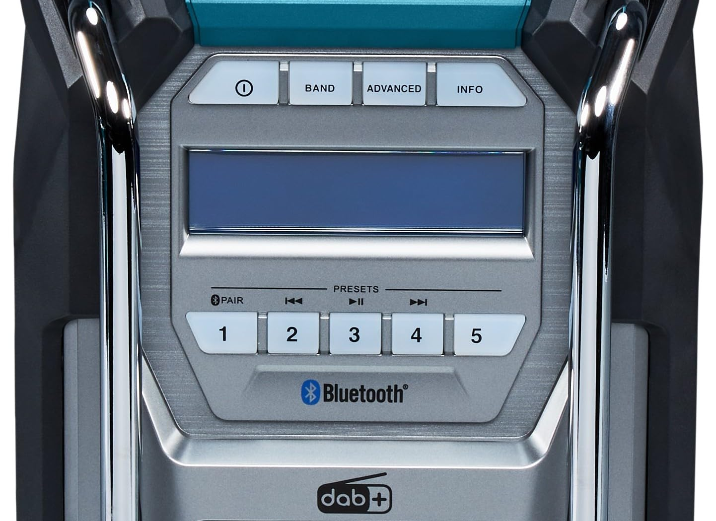 Pannello di controllo di una radio con display, pulsanti per banda, info, simbolo bluetooth e logo dab+.
