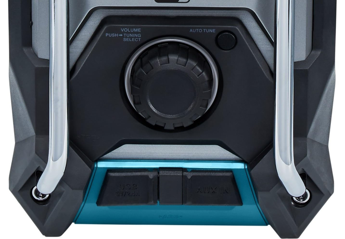 Primo piano di un pannello di controllo radio nero con grande manopola del volume e copertura USB e AUX blu.