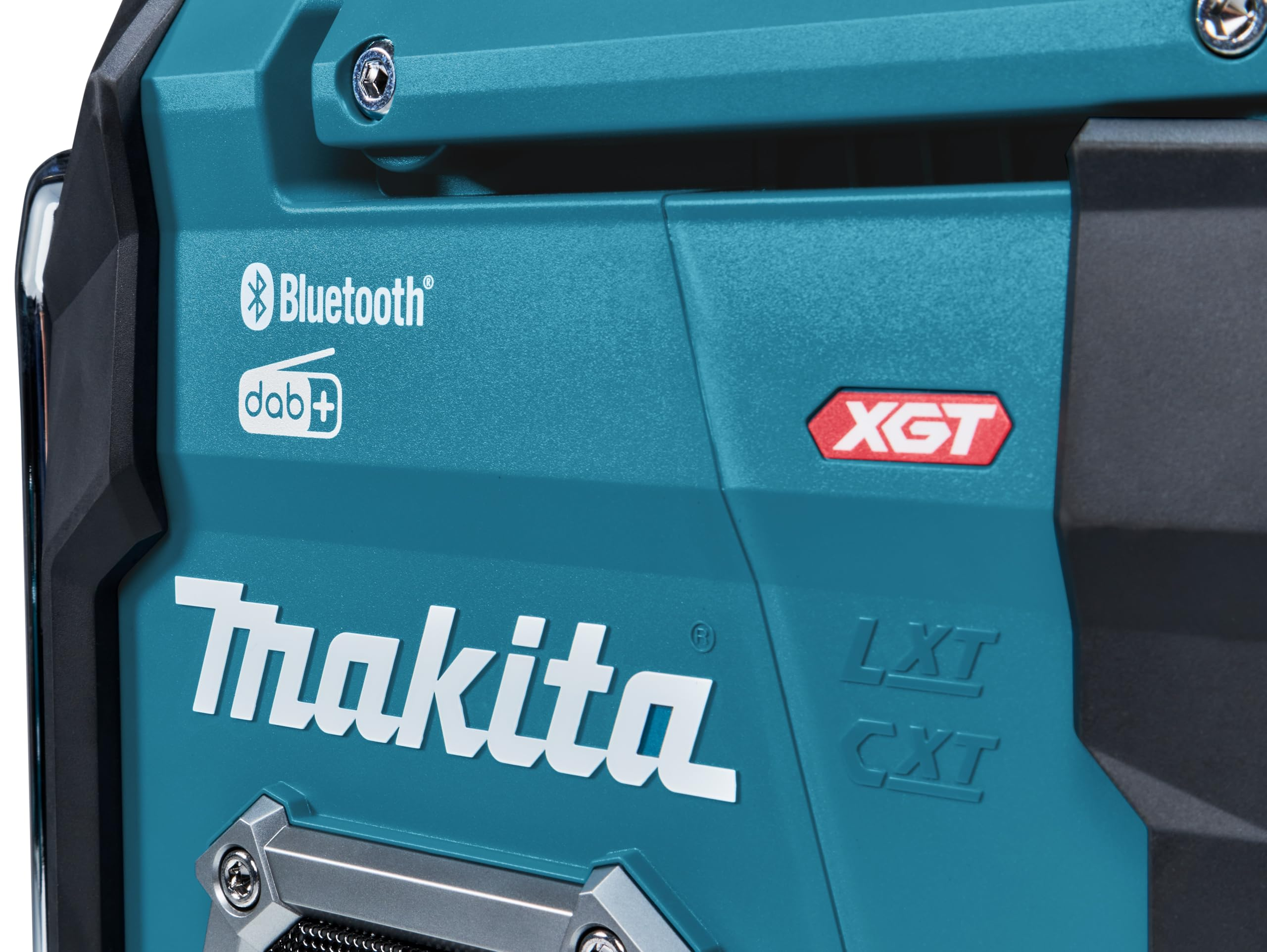 Primo piano di una macchina Makita blu con loghi bianchi e rossi, e simboli Bluetooth e DAB+.