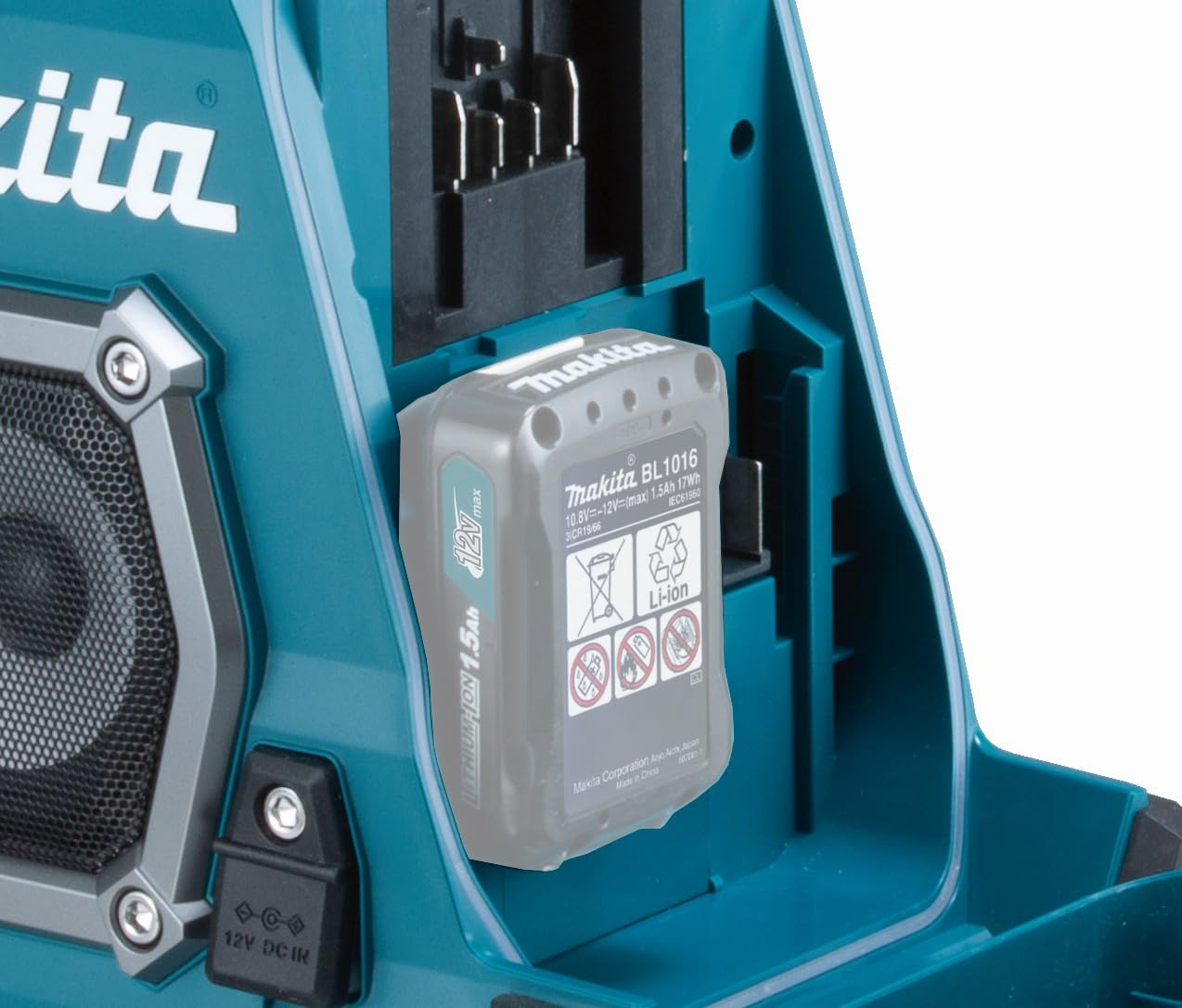 Primo piano di un utensile Makita verde acqua con una batteria agli ioni di litio BL1016 grigia.