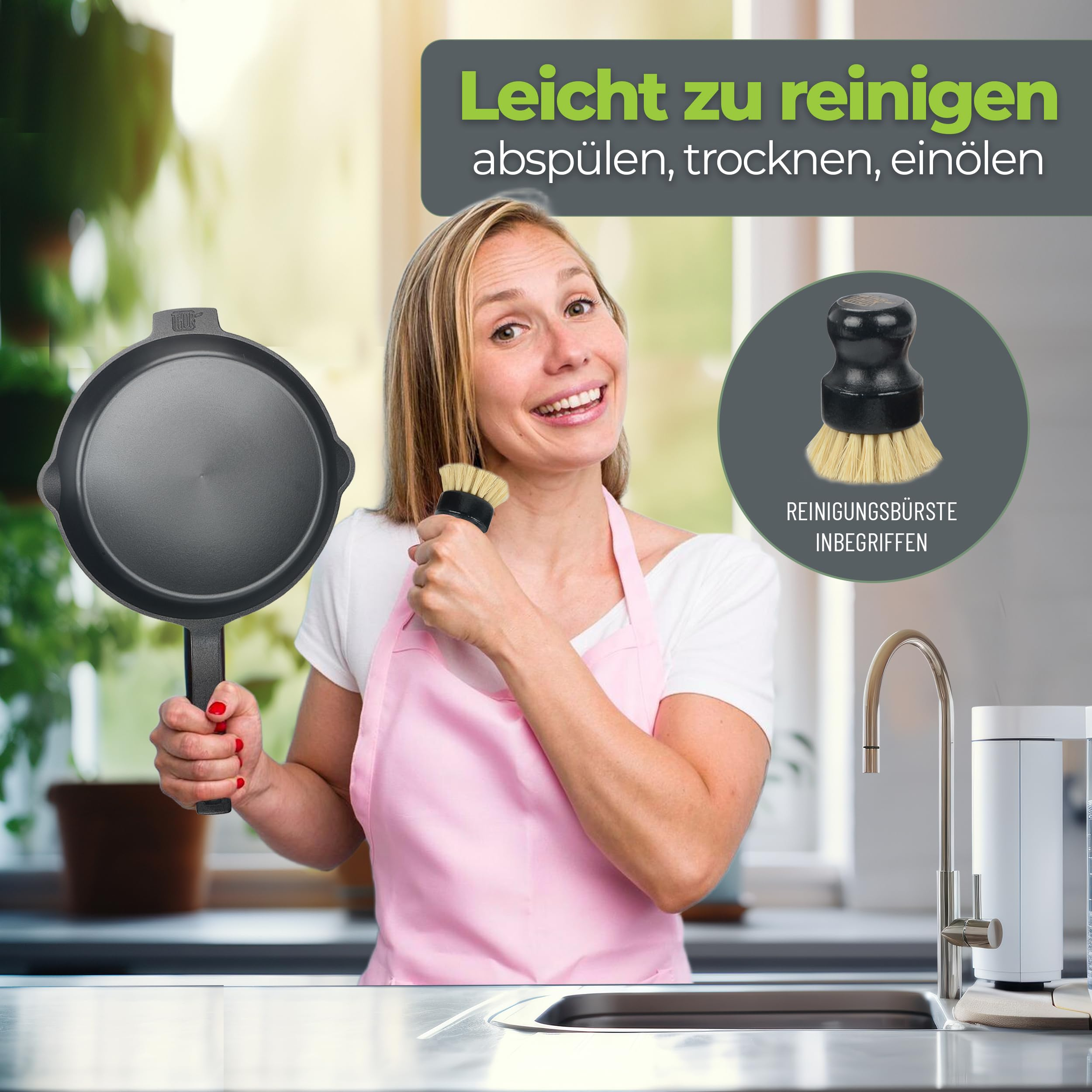 Une femme souriante en tablier rose tient une poêle en fonte et une brosse.