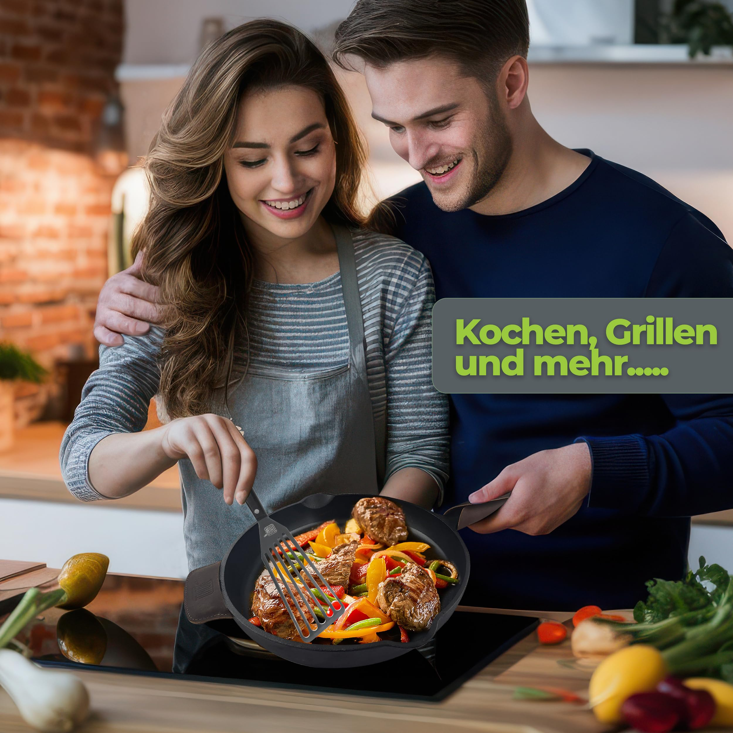 Un couple souriant cuisine ensemble, préparant de la viande et des légumes dans une poêle.