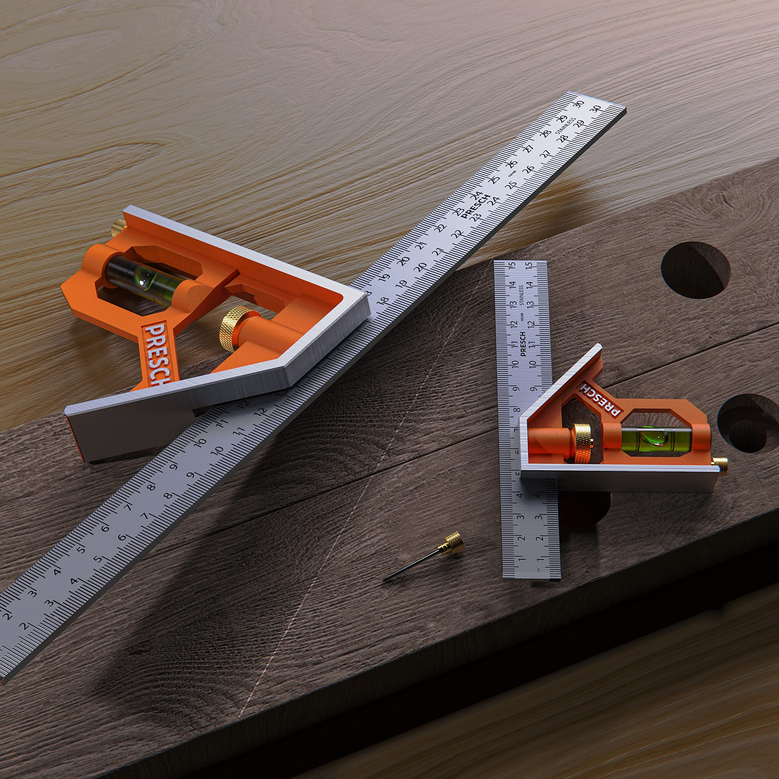 Deux équerres combinées orange et argent et une petite goupille reposent sur du bois.