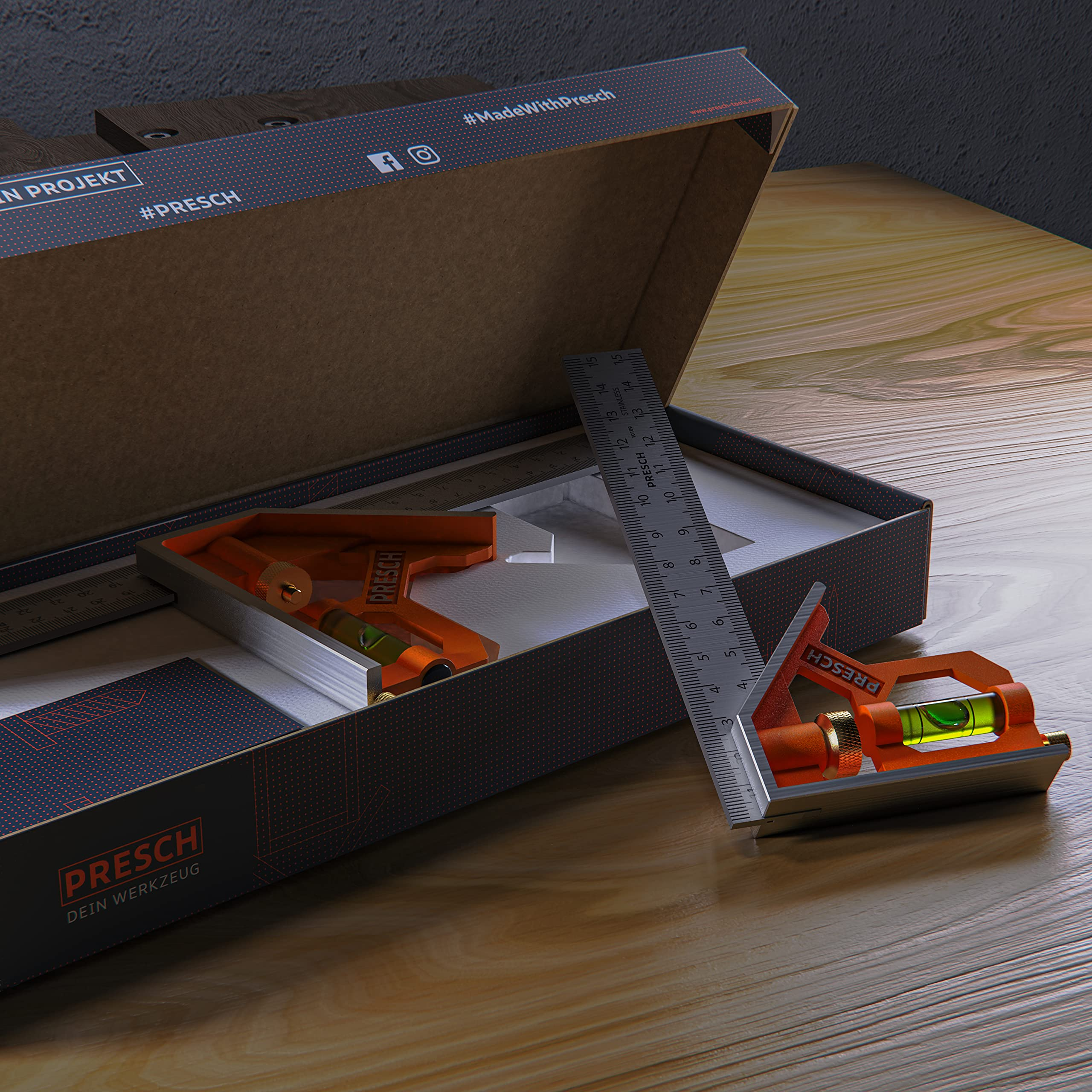 Une boîte à outils Presch ouverte sur une surface en bois avec des équerres oranges et une règle.