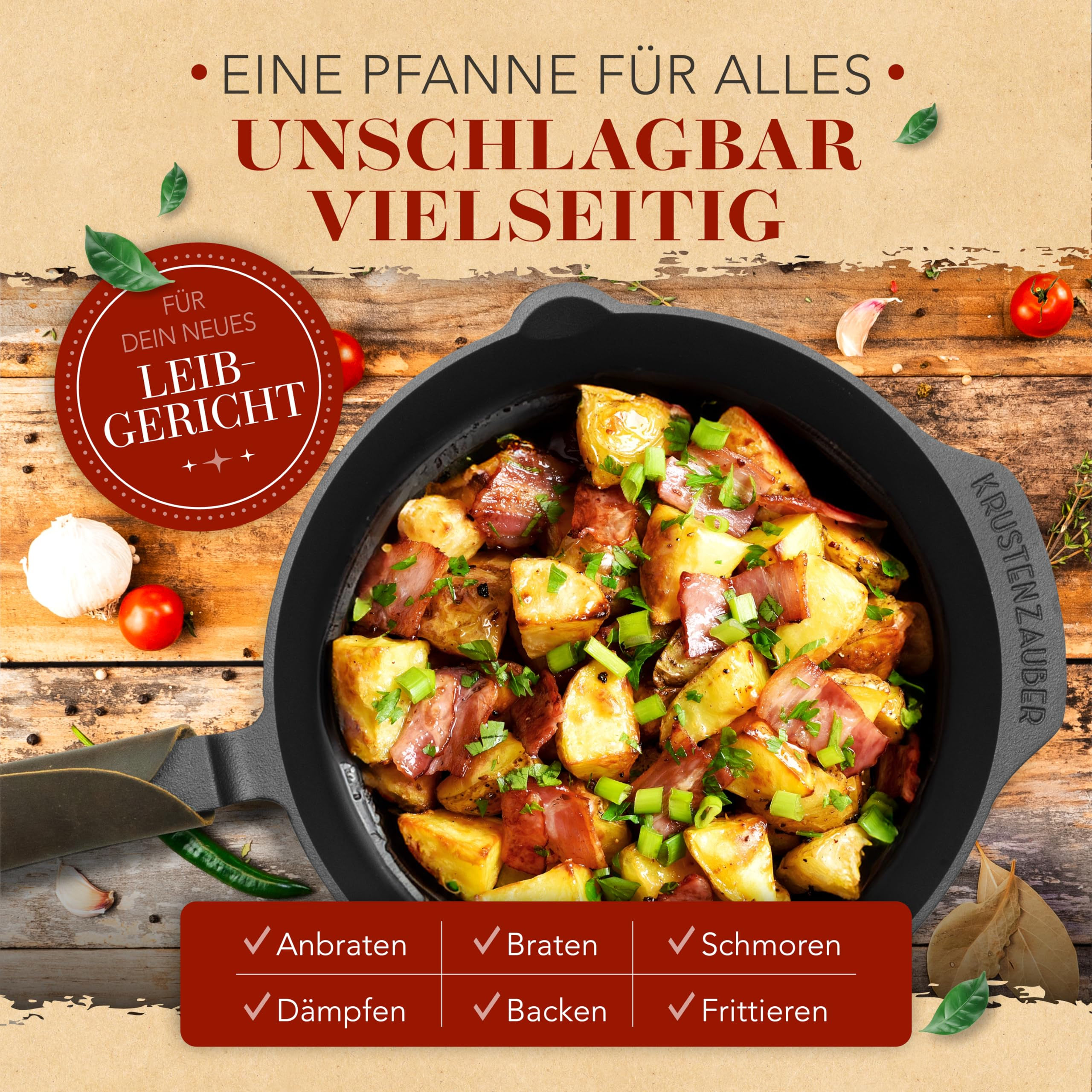 Una padella nera con patate fritte, pancetta ed erbe aromatiche su un tavolo di legno.
