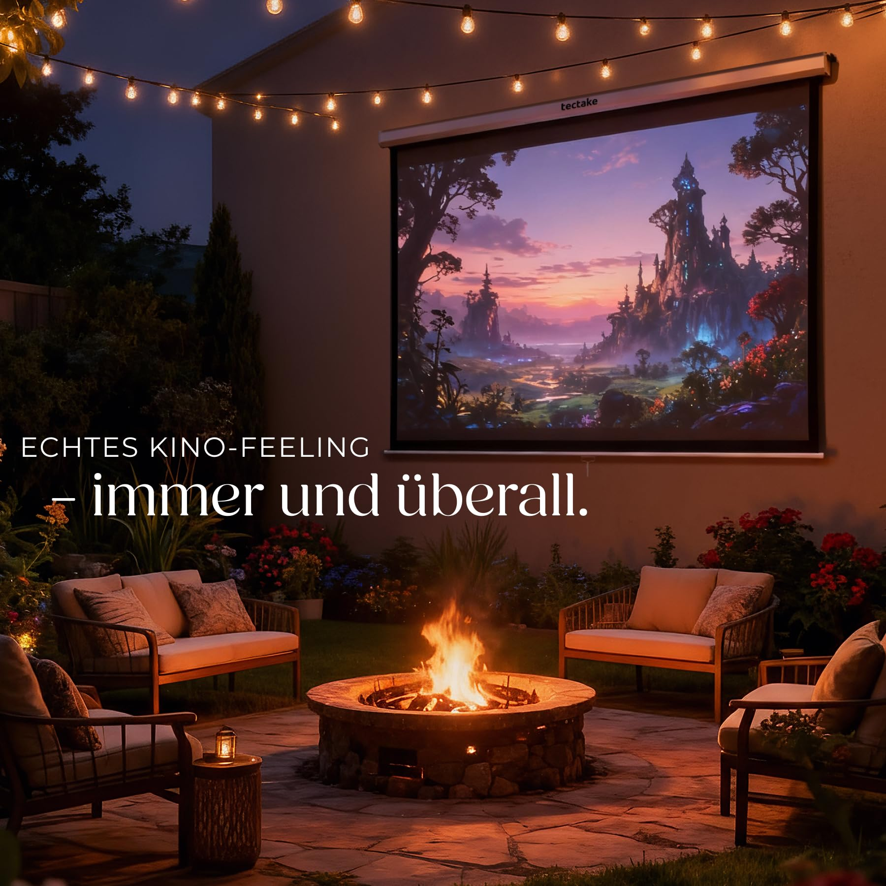 Gemütlicher Garten bei Nacht mit Lagerfeuer, Loungemöbeln und einer großen Leinwand an der Wand.