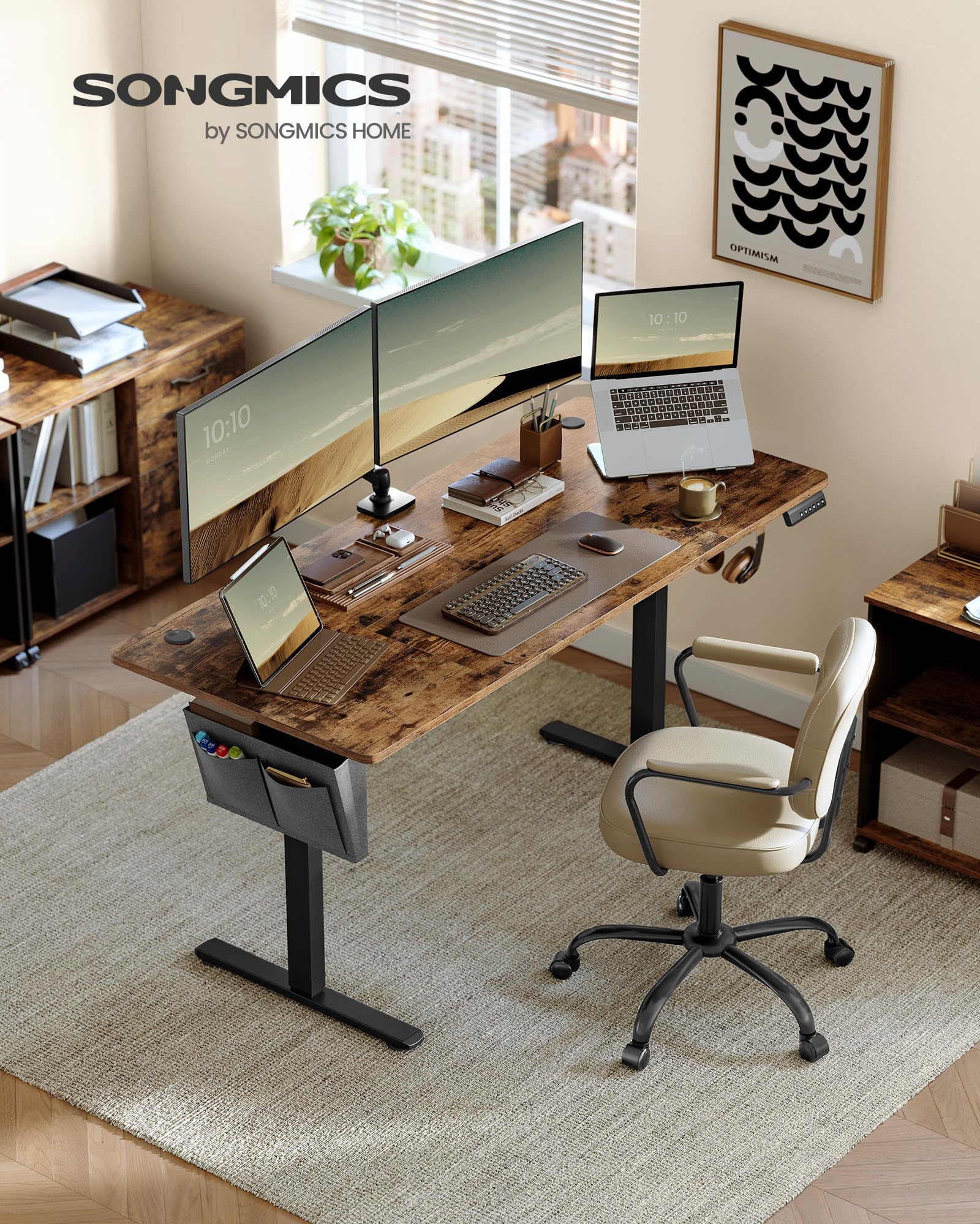 Bureau à domicile moderne avec bureau assis-debout, deux écrans, ordinateur portable et chaise beige sur un tapis.