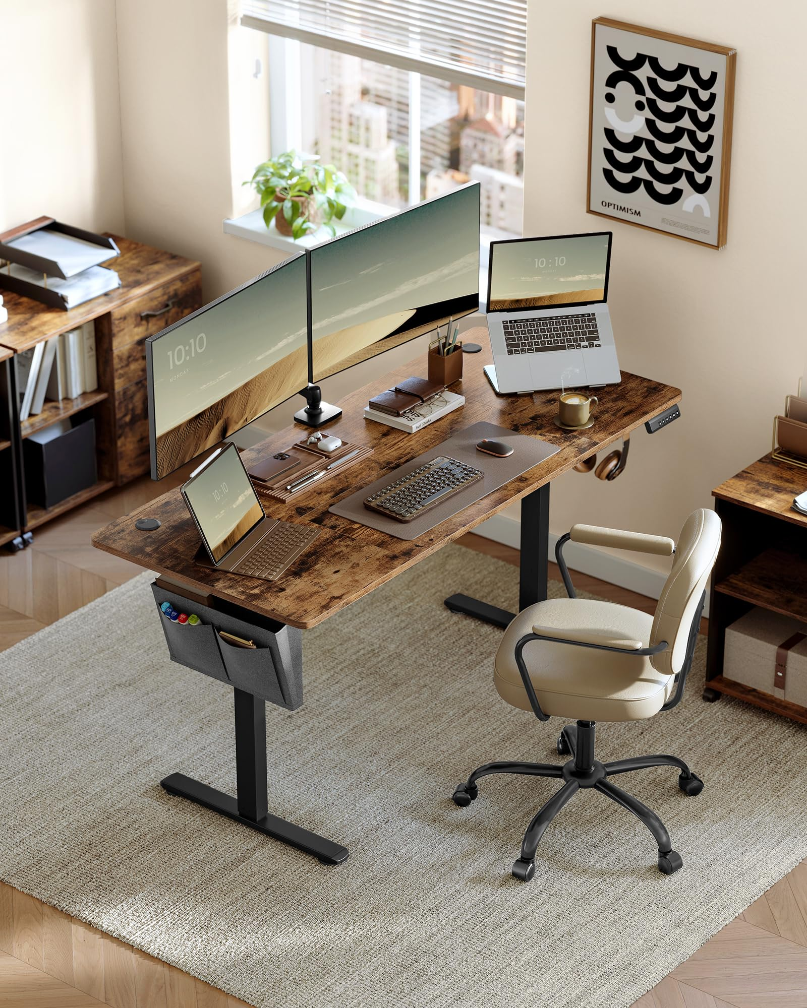 Un bureau bien rangé avec bureau en bois, double écran, ordinateur portable, clavier, tasse et siège clair.