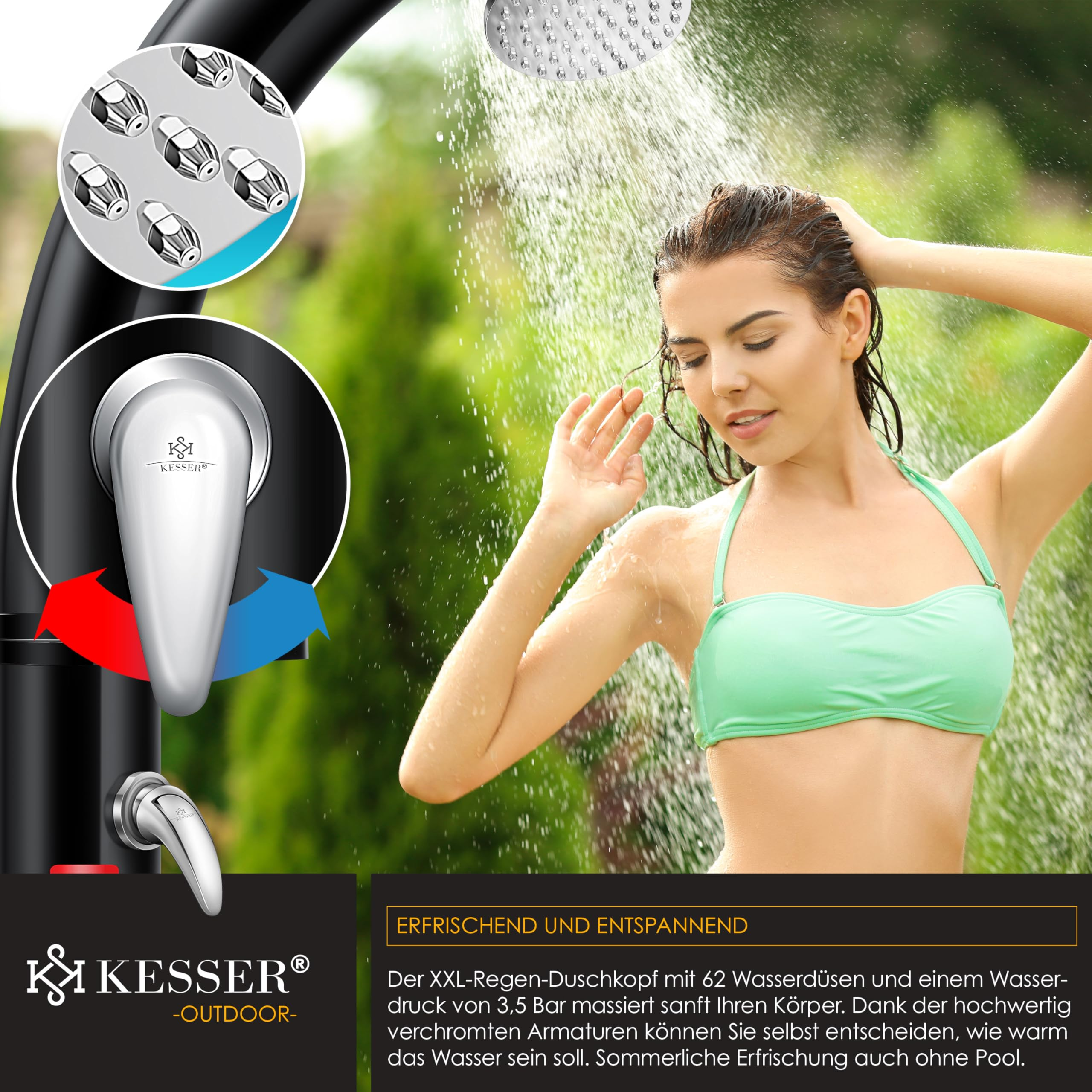 Une femme prend une douche en plein air sous une douche solaire noire avec un bikini vert devant une haie verte.