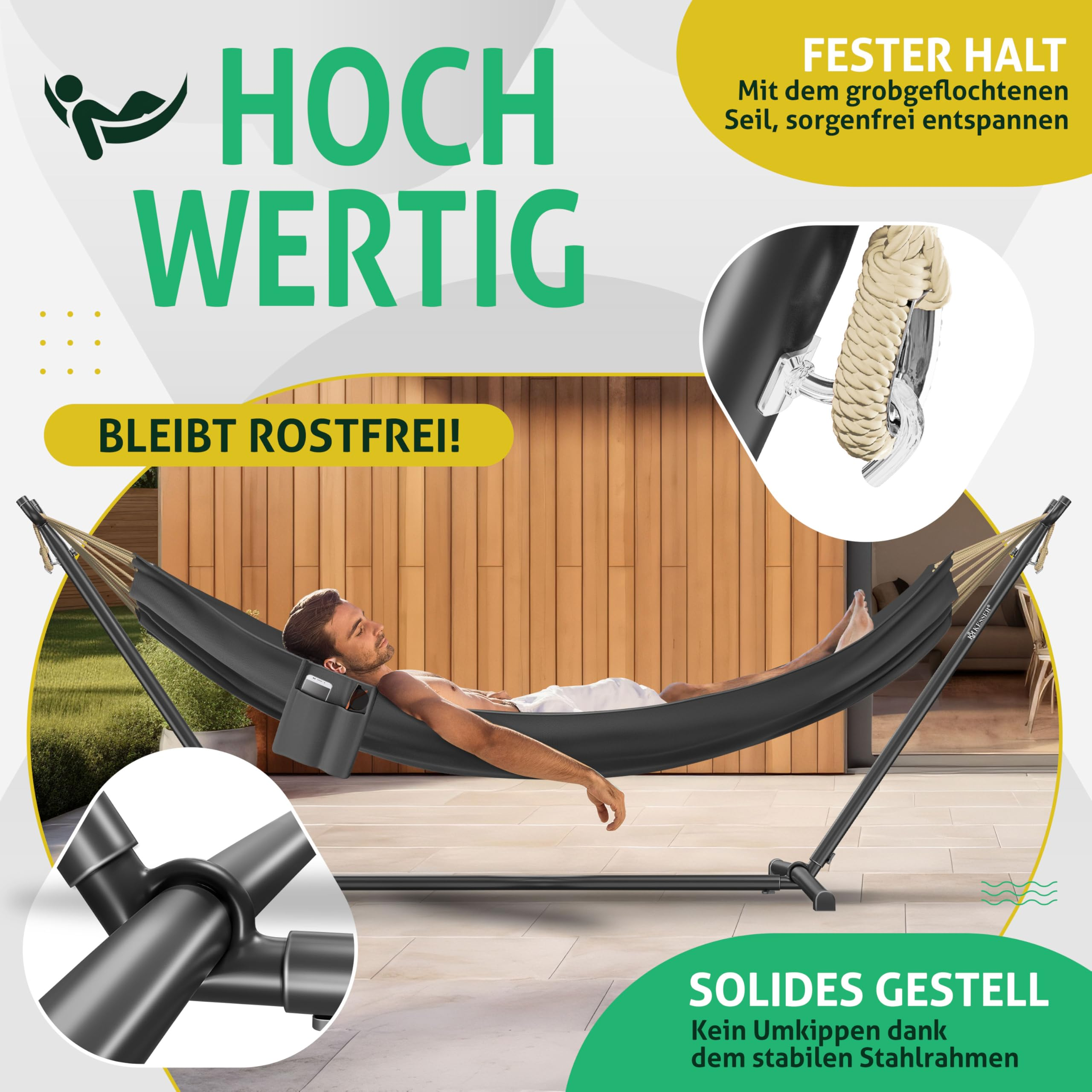 Ein Mann entspannt in einer schwarzen Hängematte mit einem stabilen Stahlgestell vor einer Holzfassade.