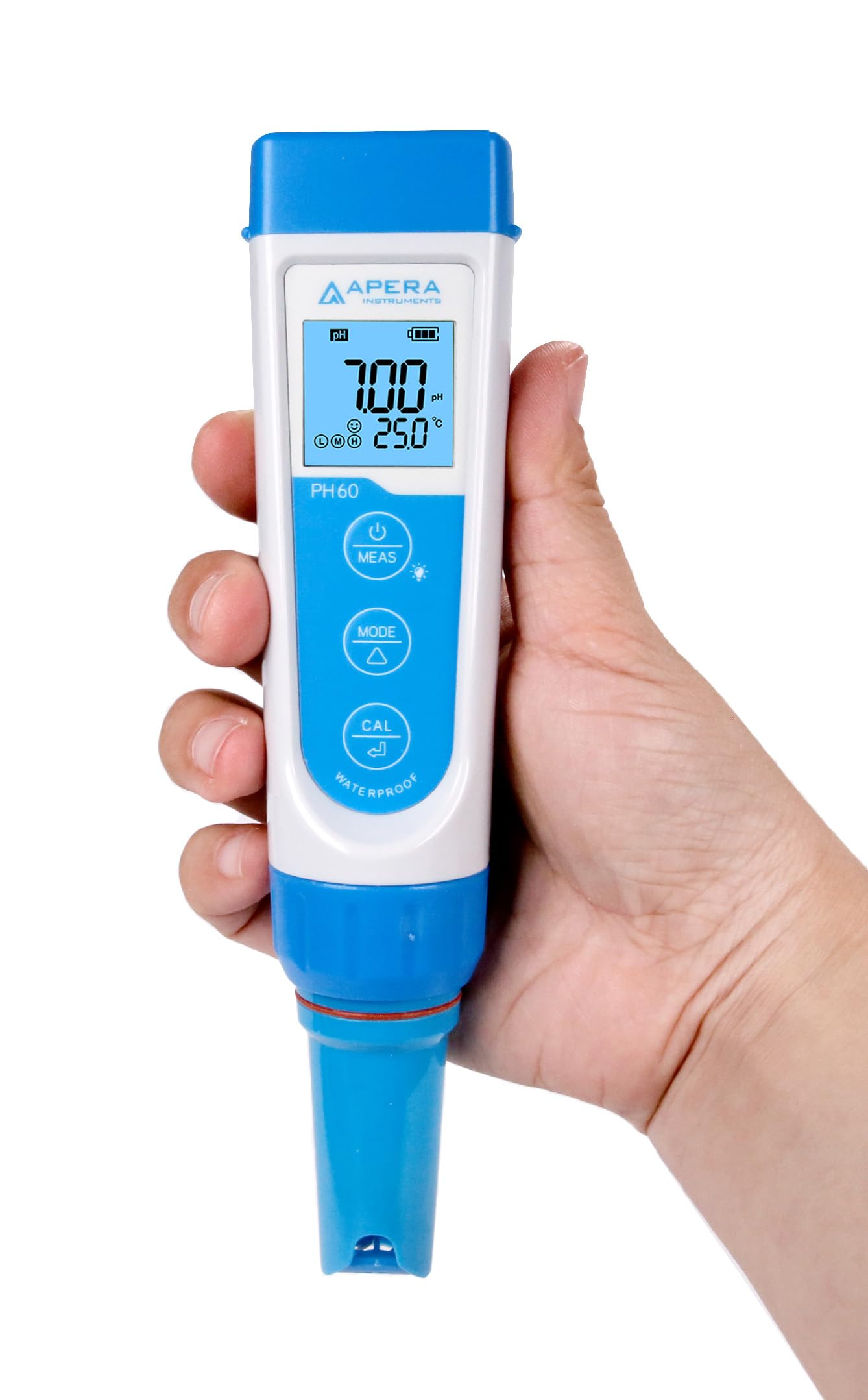 Una mano tiene un pHmetro digitale blu e bianco con schermo LCD e tre pulsanti.