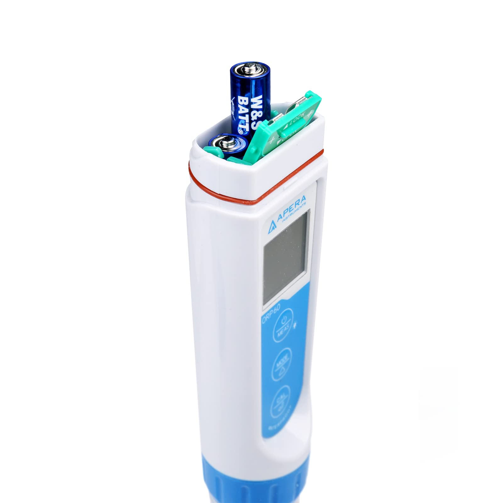 Un tester digitale bianco con vano batterie aperto che mostra due batterie e un circuito verde.