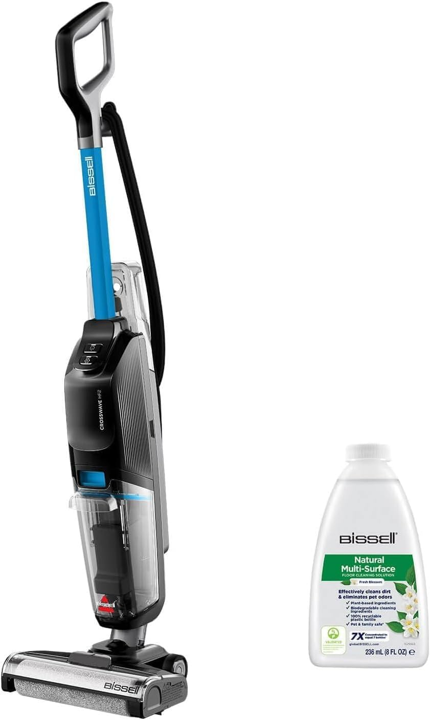 Un pulitore per pavimenti Bissell blu e nero accanto a una flacone di soluzione detergente Bissell.