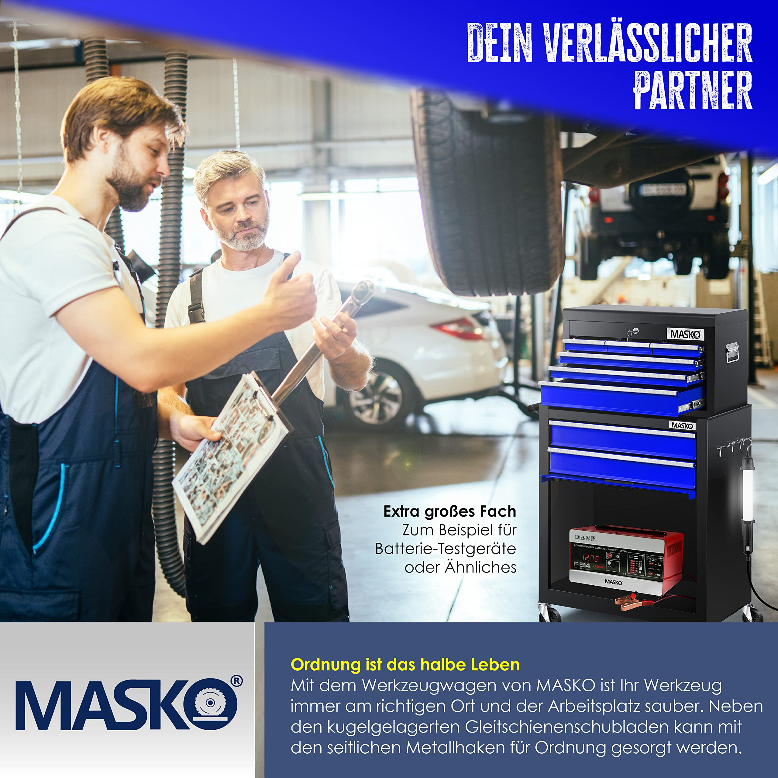 Zwei Mechaniker in einer Werkstatt neben einem blauen MASKO Werkstattwagen mit offenem Fach für Batterietester.