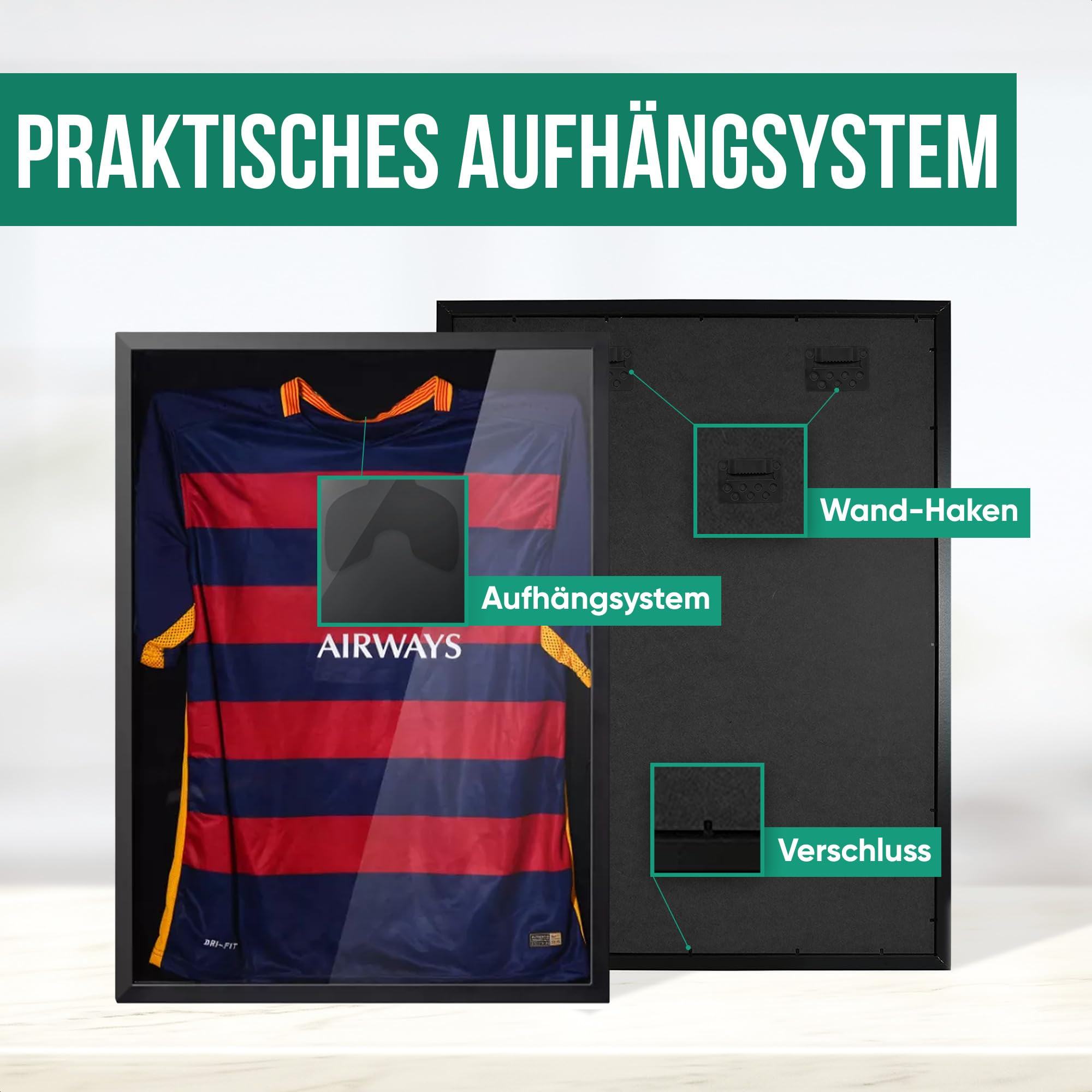 Ein gerahmtes Trikot in einer schwarzen Vitrine mit Wandhaken und Verschluss.