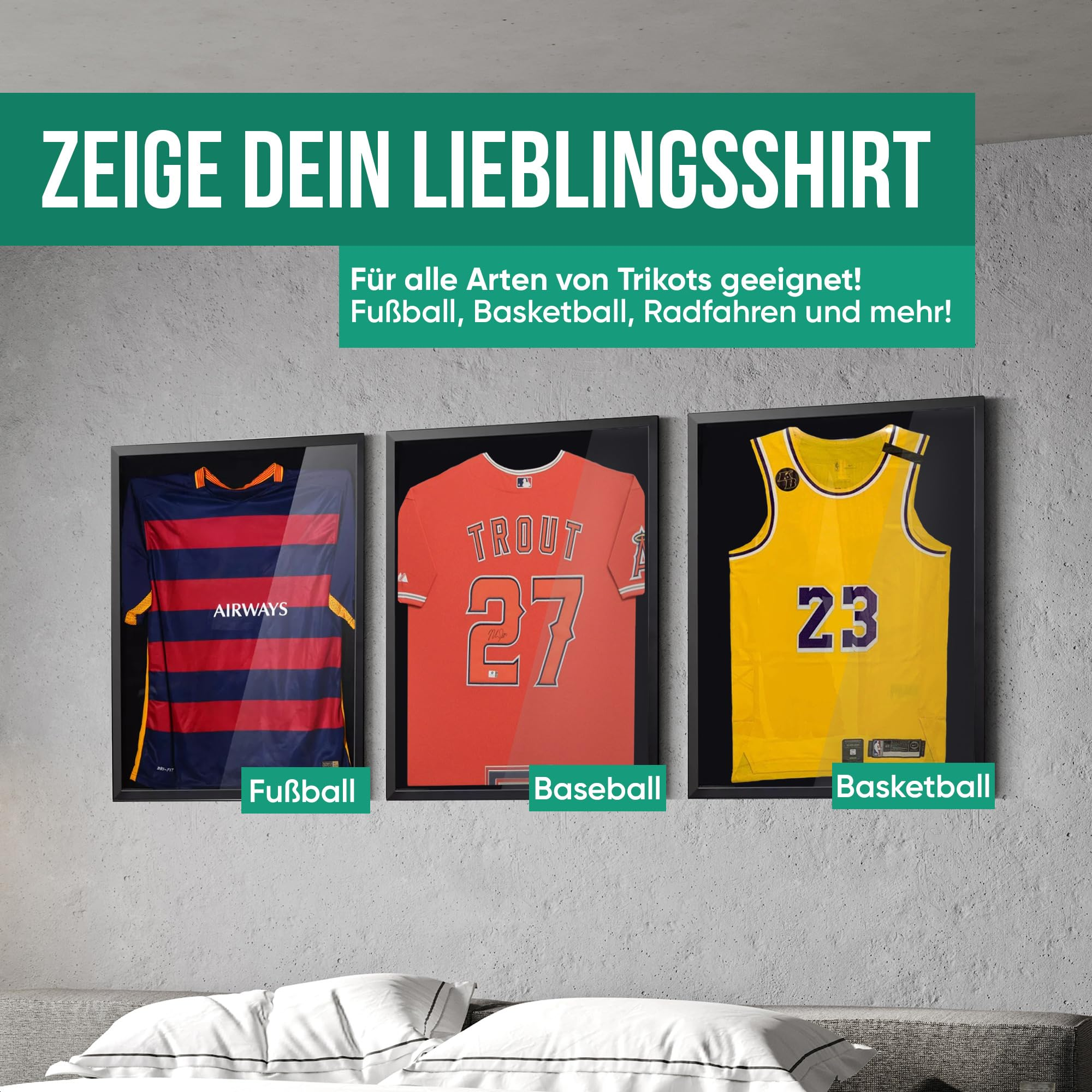 Drei gerahmte Trikots von Fußball, Baseball und Basketball hängen an einer grauen Wand über einem Bett.