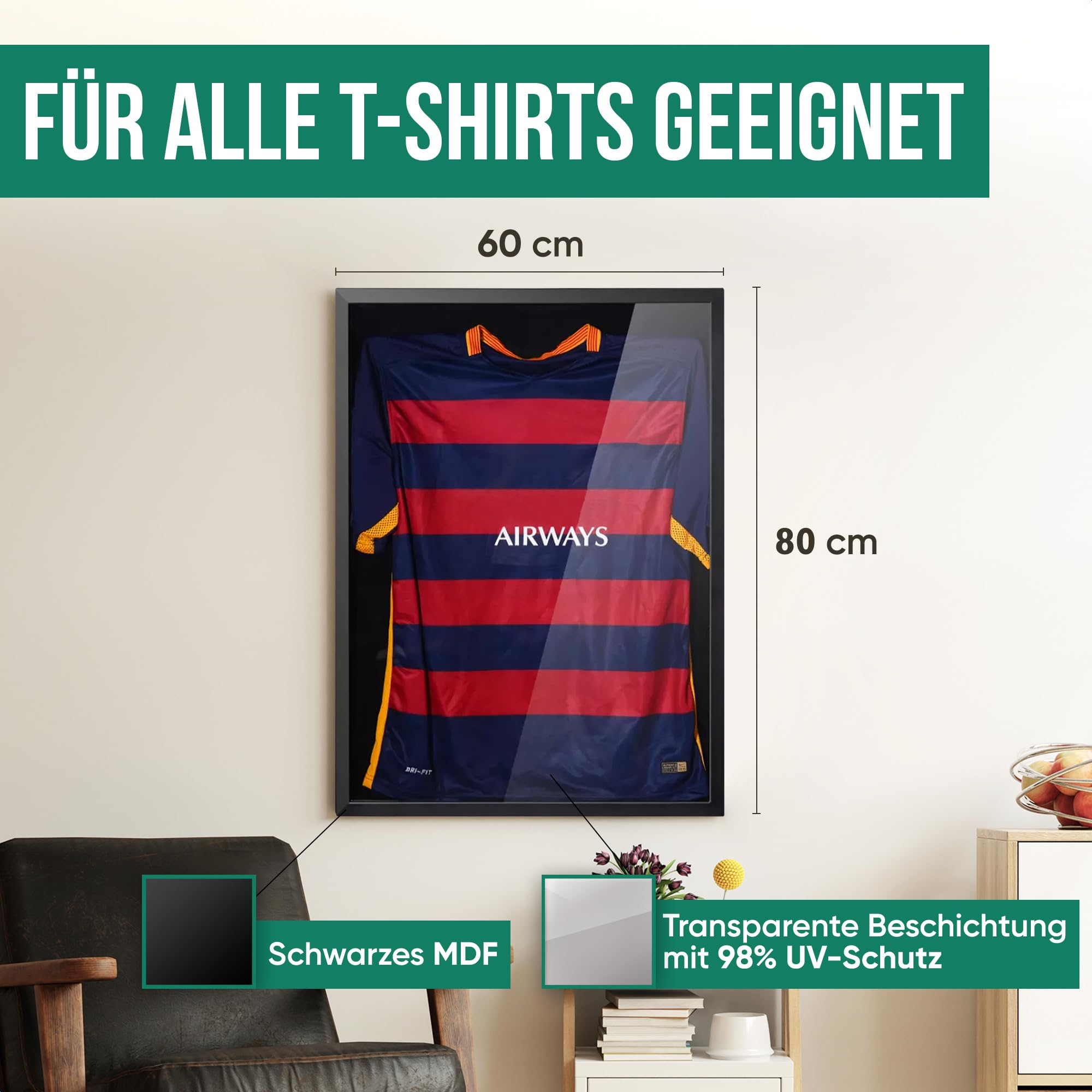 Ein gerahmtes Trikot an der Wand mit Maßangaben 60x80 cm, schwarzem MDF-Rahmen und UV-Schutz.