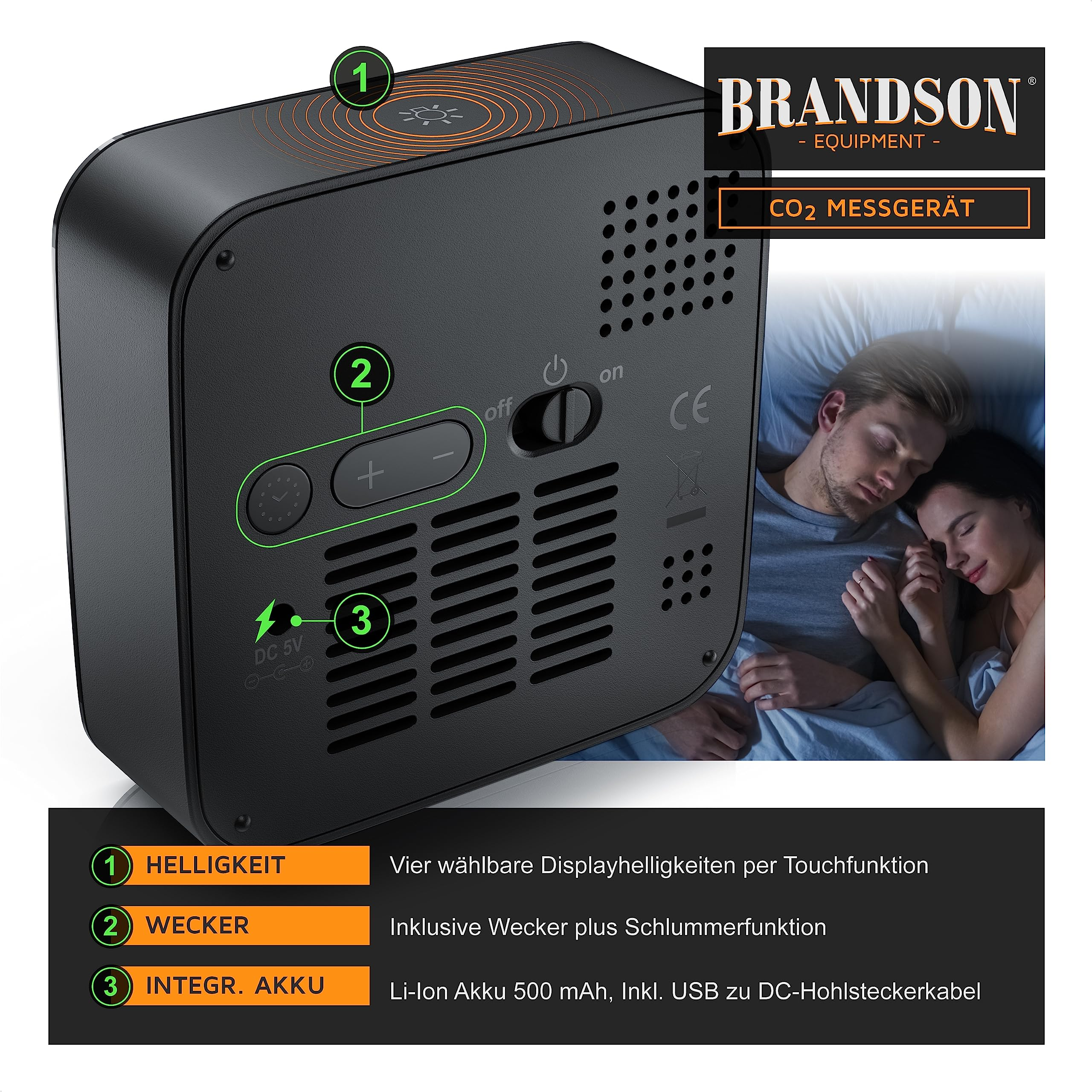 Misuratore di CO2 nero con display, pulsanti, spine e una famiglia che dorme sullo sfondo.