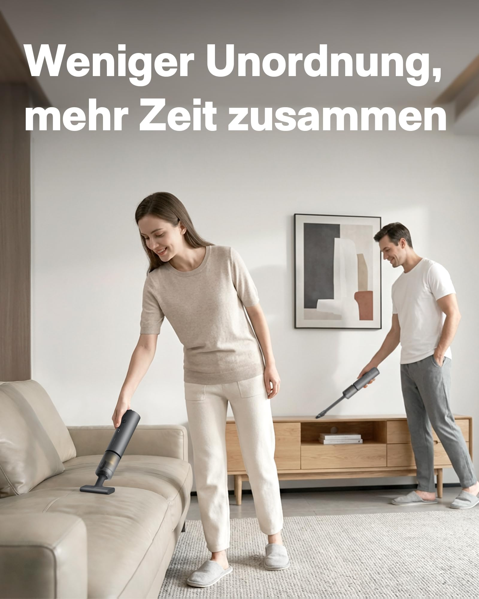 Ein Paar reinigt das Wohnzimmer mit kleinen Handstaubsaugern auf dem Sofa und dem Boden.