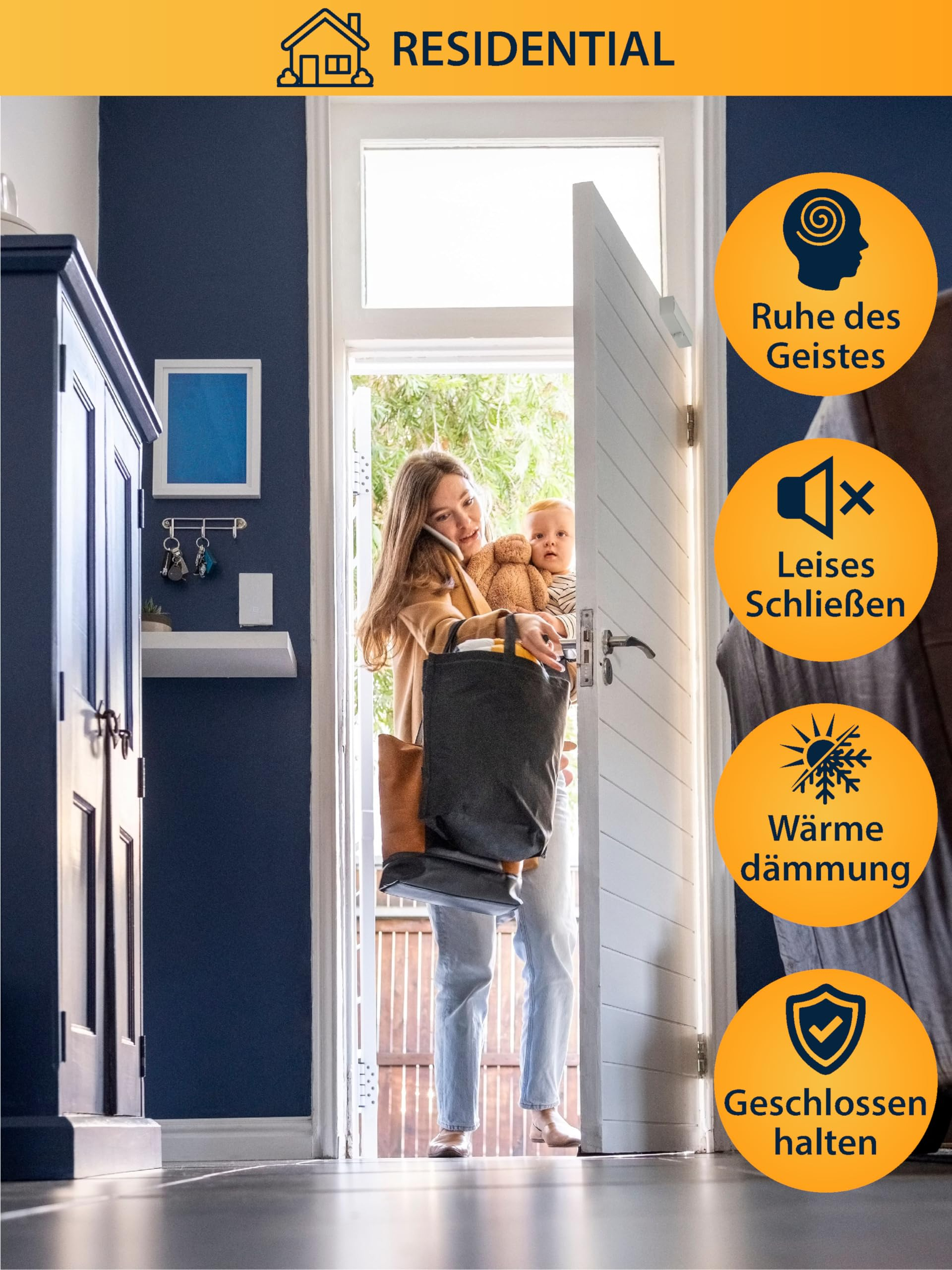 Eine Frau mit Baby und Taschen betritt ein Haus, begleitet von Symbolen für Ruhe und Wärmedämmung.