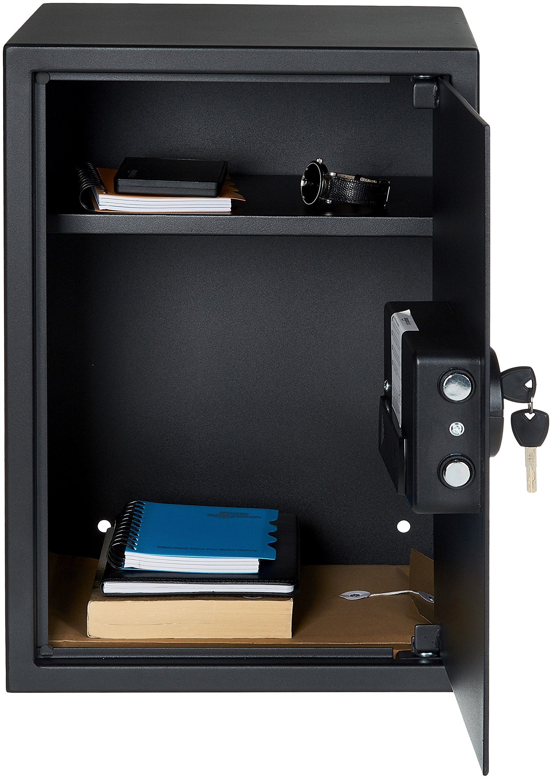 Ein offener schwarzer Tresor mit einem Einlegeboden, gefüllt mit Notizbüchern, einer Uhr und Büchern.