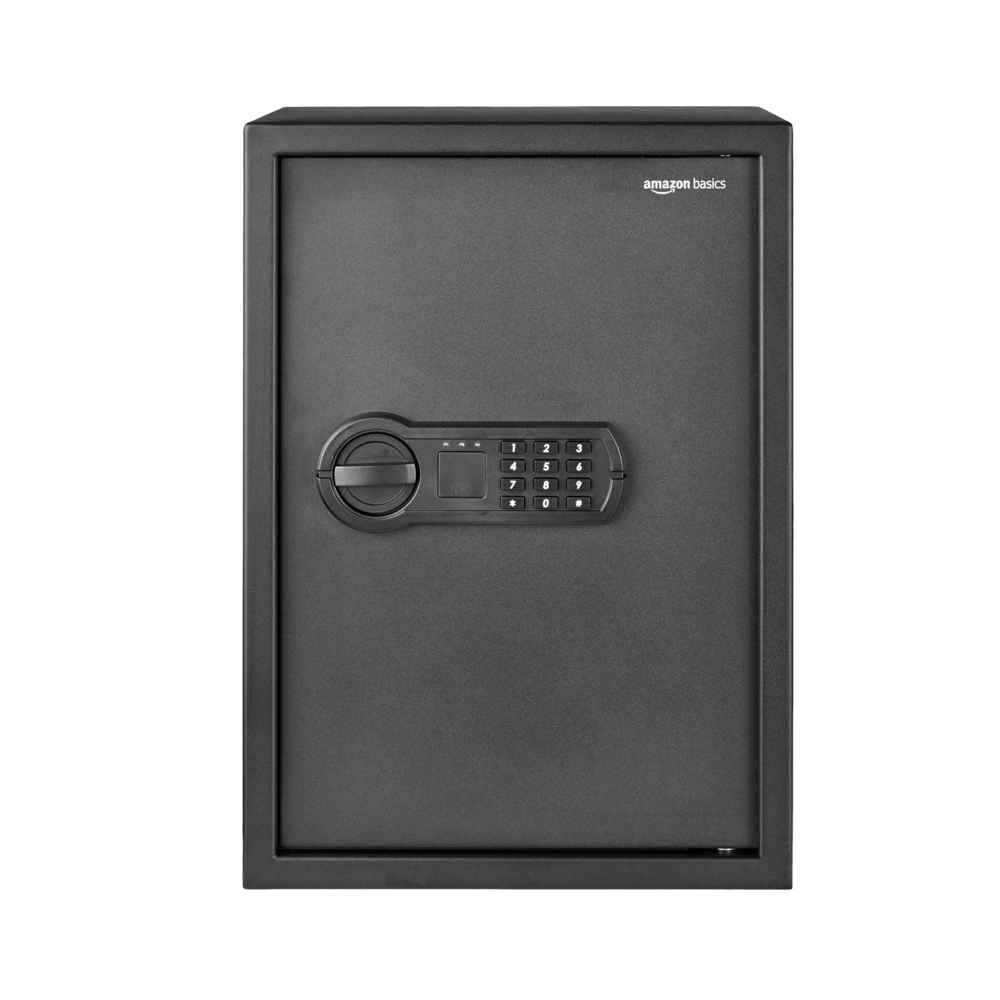 Ein schwarzer Amazon Basics Tresor mit digitalem Tastenfeld und Drehknopf auf einer weißen Oberfläche.