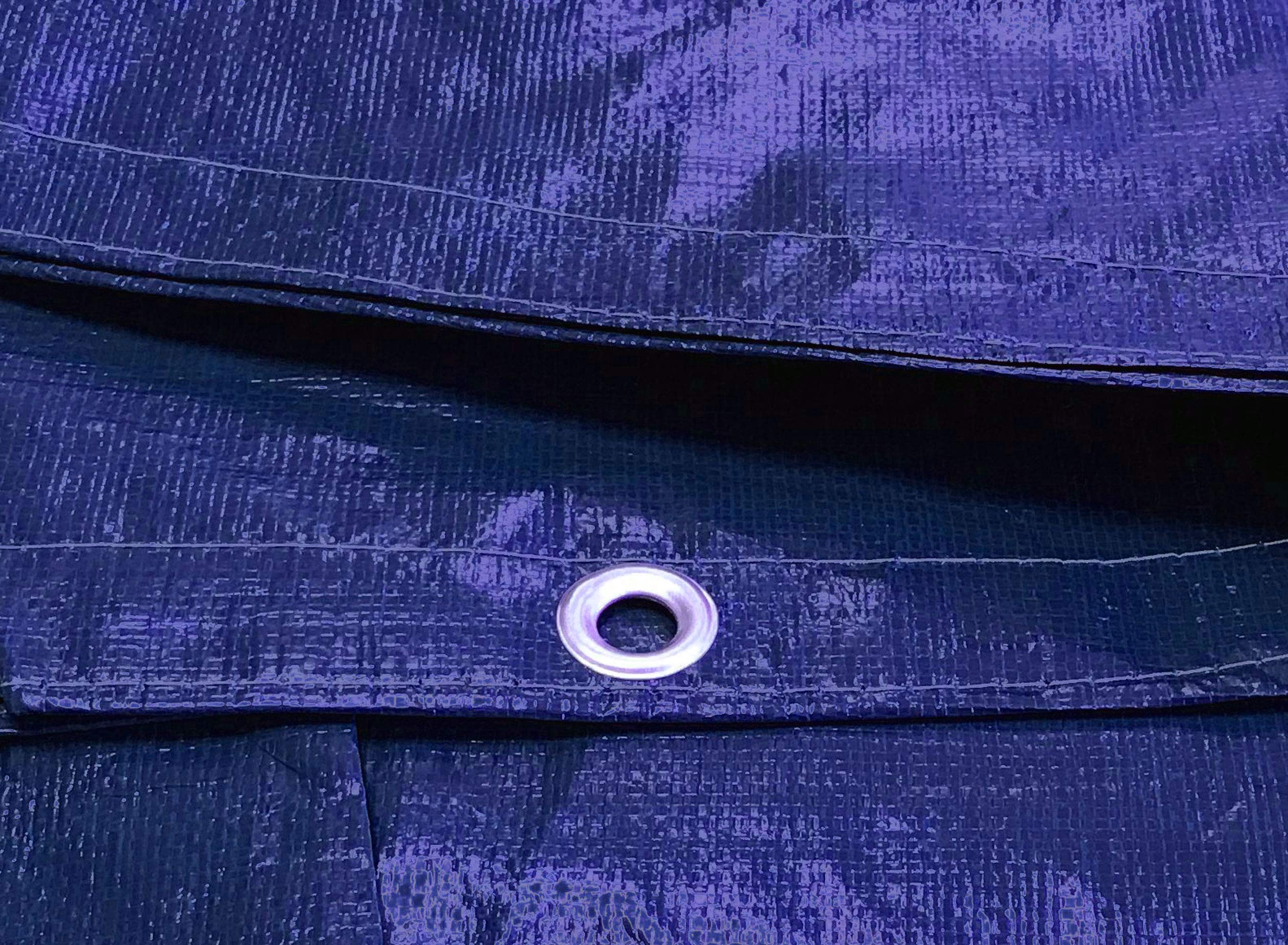 Vue rapprochée d'une bâche bleue avec un oeillet métallique.