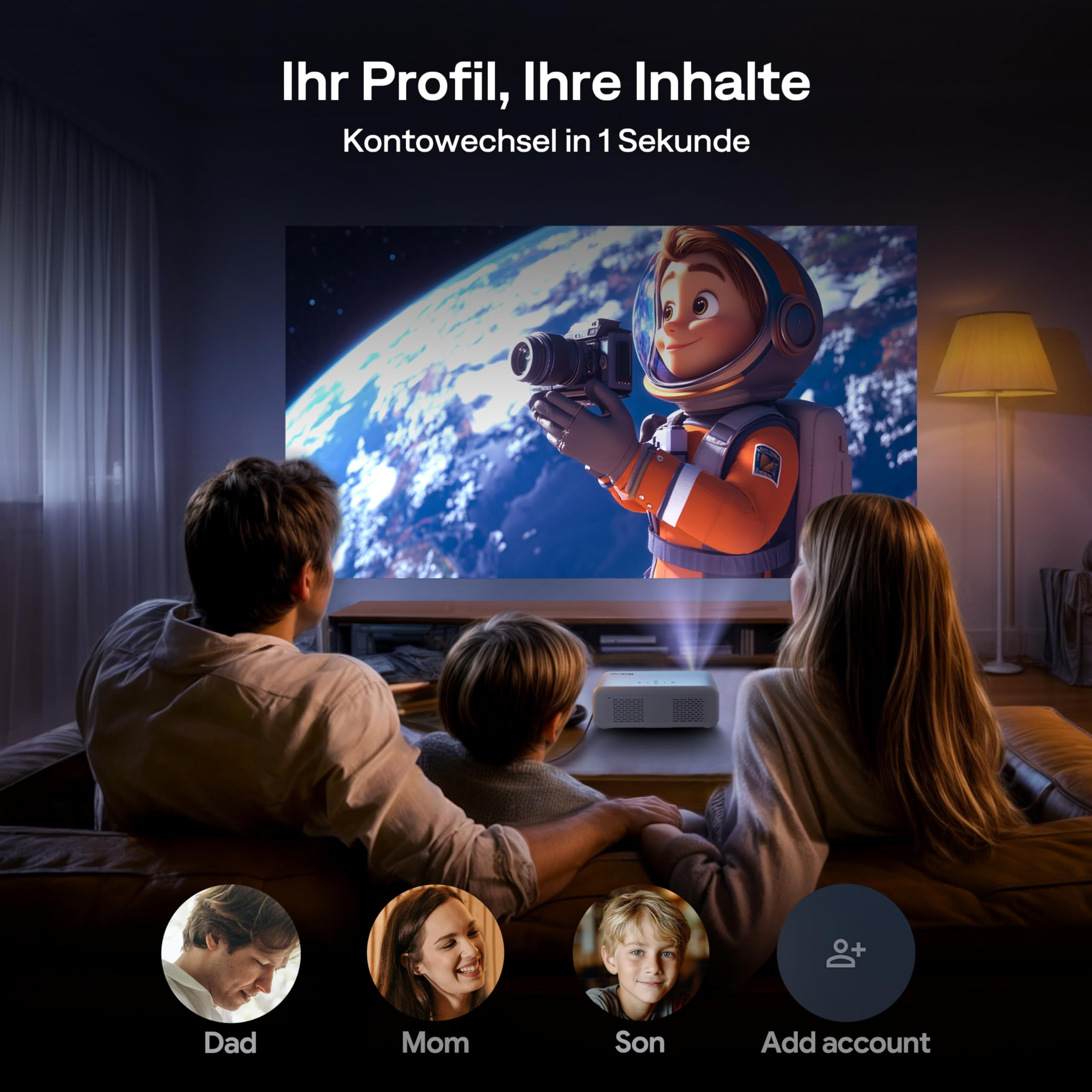 Una famiglia guarda un film d'animazione proiettato sulla parete in un salotto.