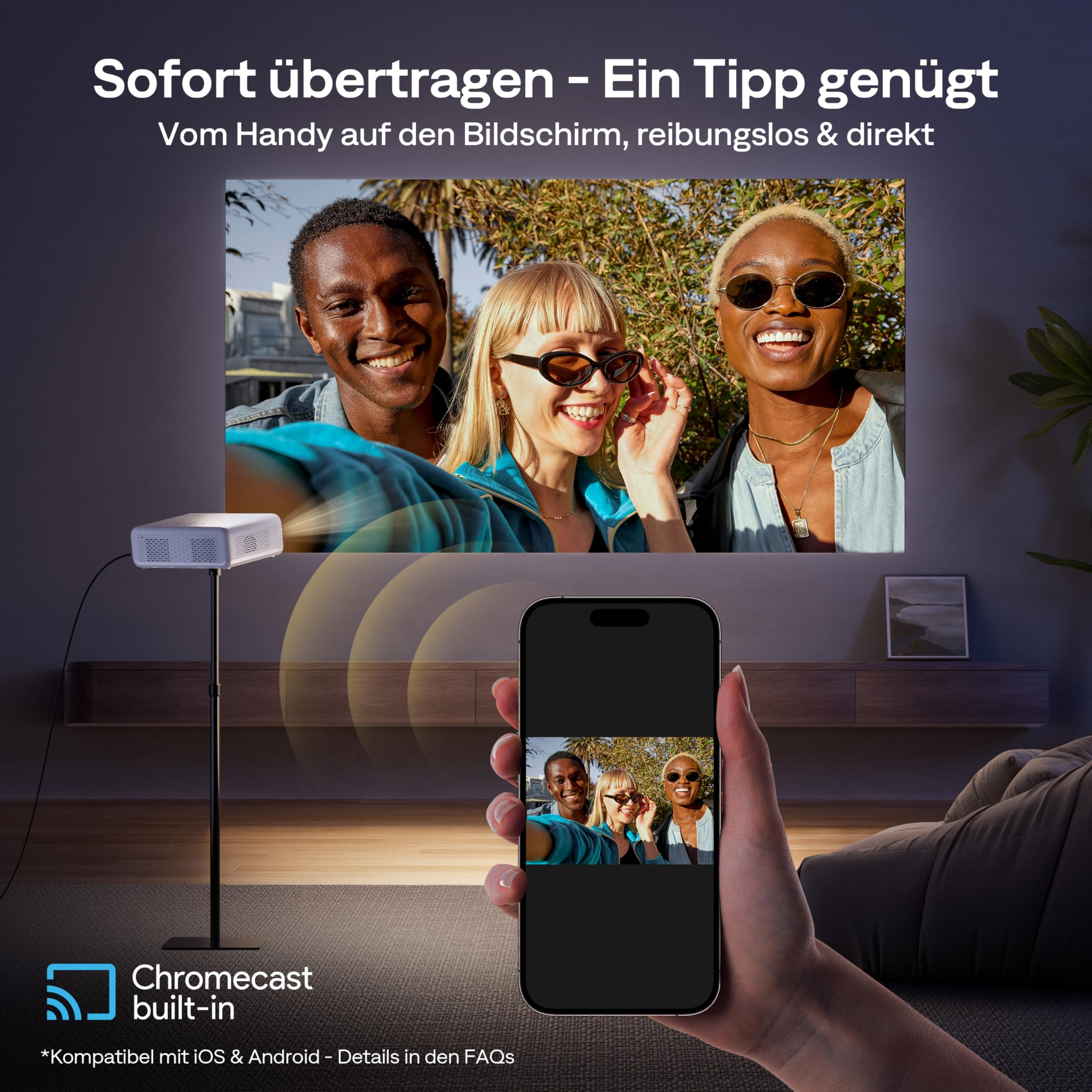 Uno smartphone trasmette il selfie di tre amici sorridenti su una grande parete.