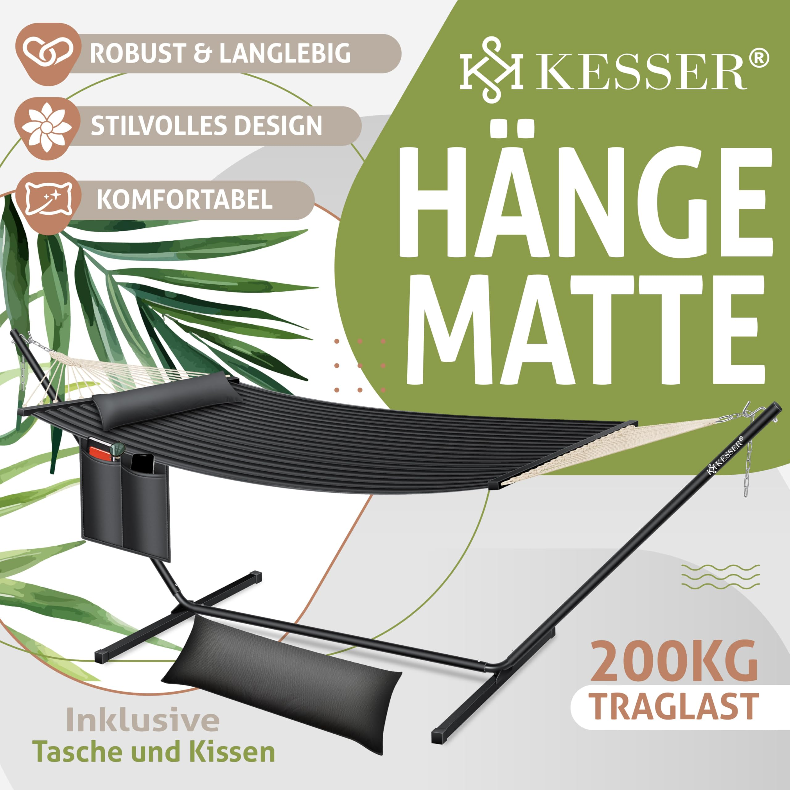 Schwarze Hängematte mit Gestell, Seitentasche und Kissen. Das Plakat hat Text und grüne Palmenblätter im Hintergrund.
