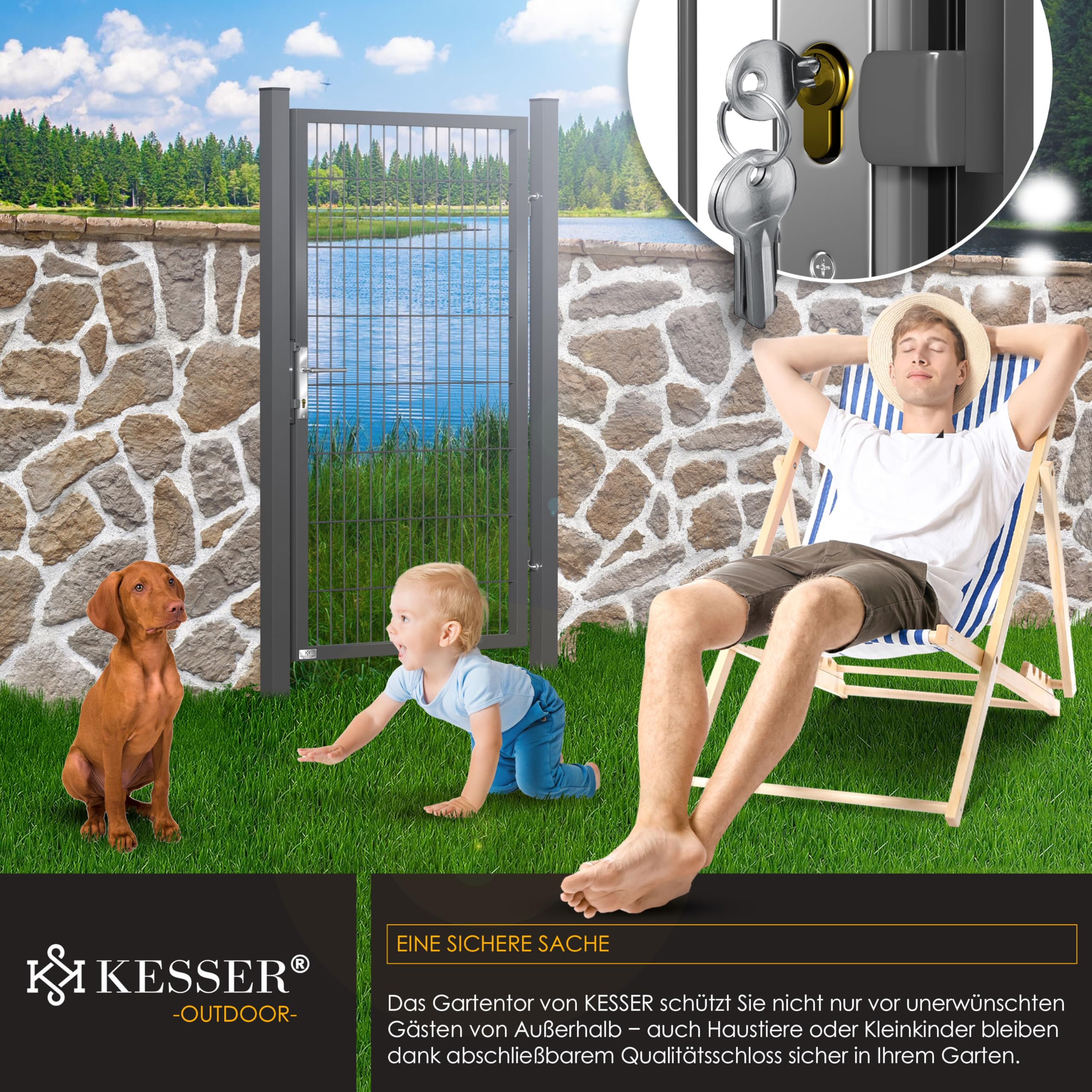 Un homme se détend dans un transat, un enfant rampe, un chien brun est assis près d'un portillon et d'un mur.
