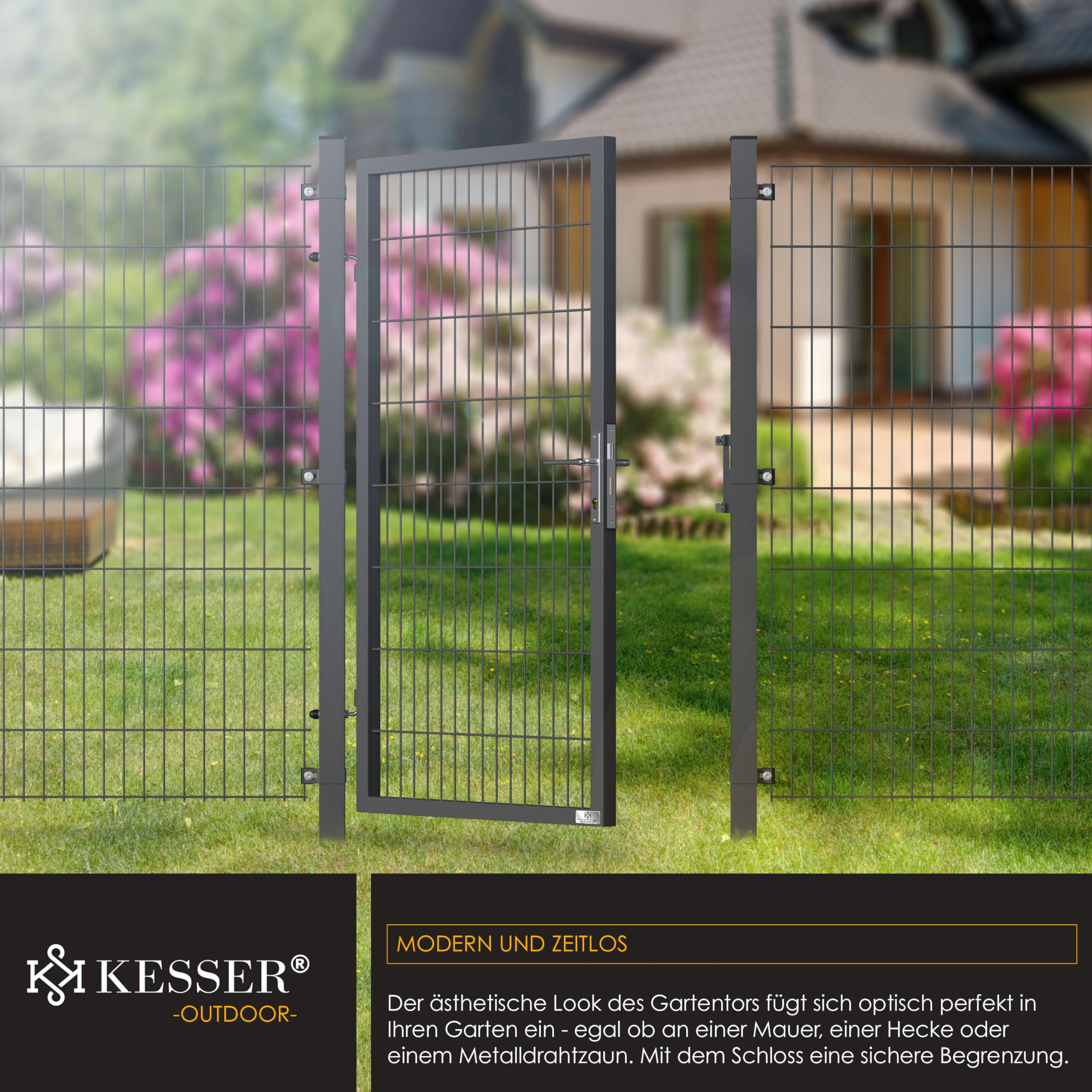 Porte de jardin moderne en métal gris avec clôture en treillis devant une maison et un jardin vert.